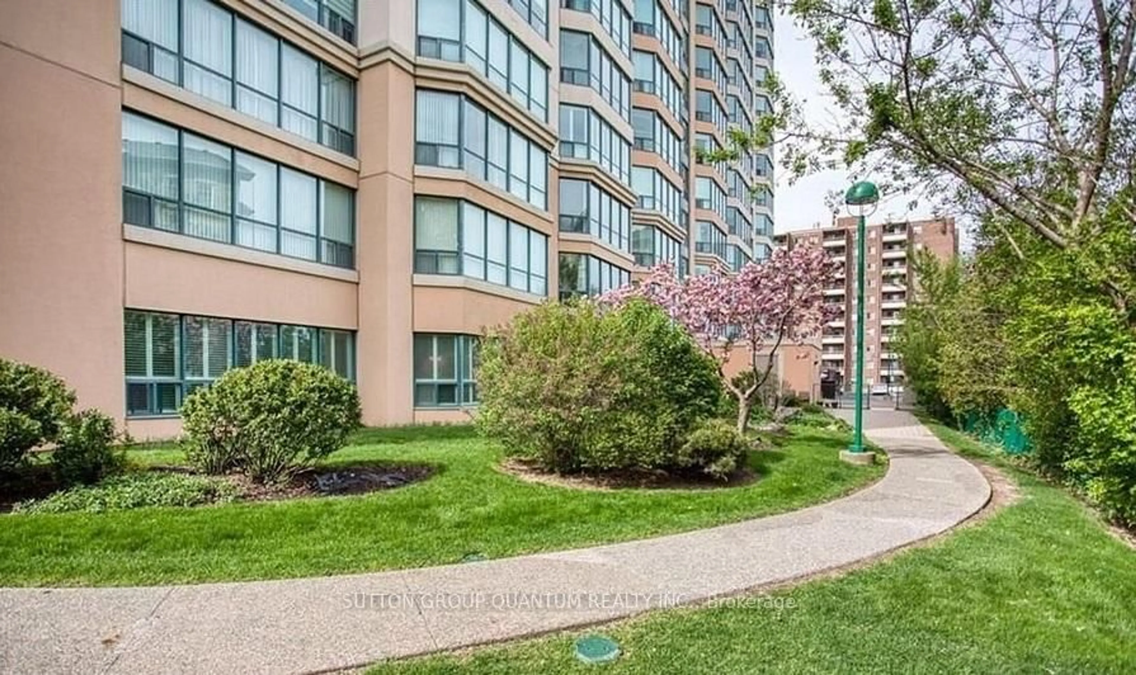 Patio, street for 100 Millside Dr #102, Milton Ontario L9T 5E3