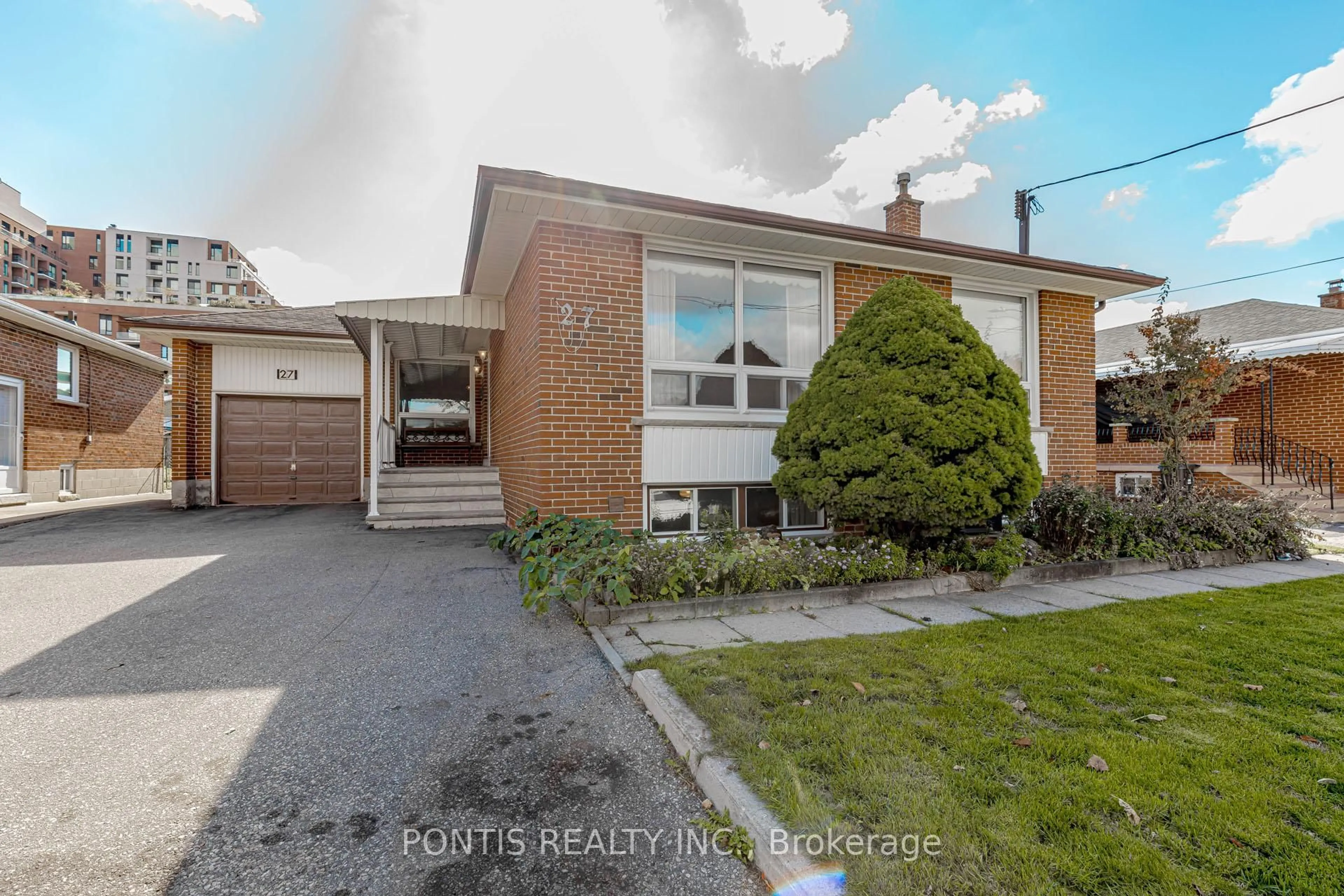 A pic from outside/outdoor area/front of a property/back of a property/a pic from drone, street for 27 DIANA Dr, Toronto Ontario M3M 2W2