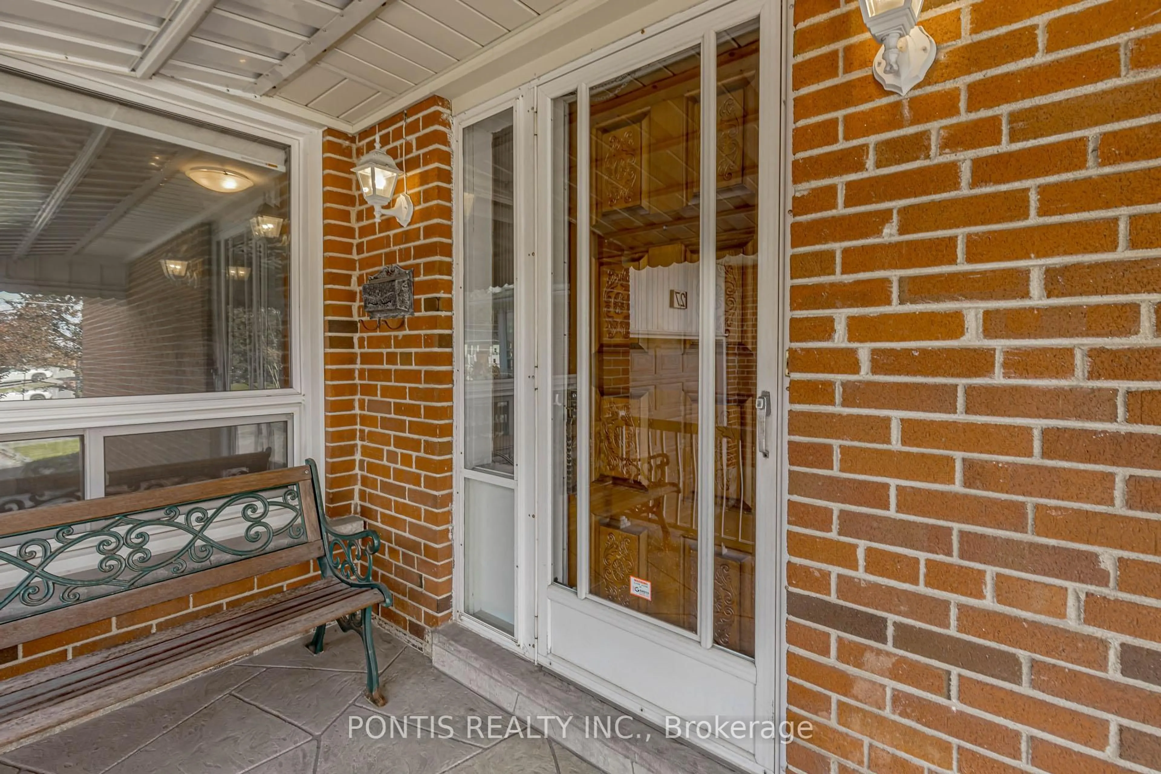 Indoor entryway for 27 DIANA Dr, Toronto Ontario M3M 2W2