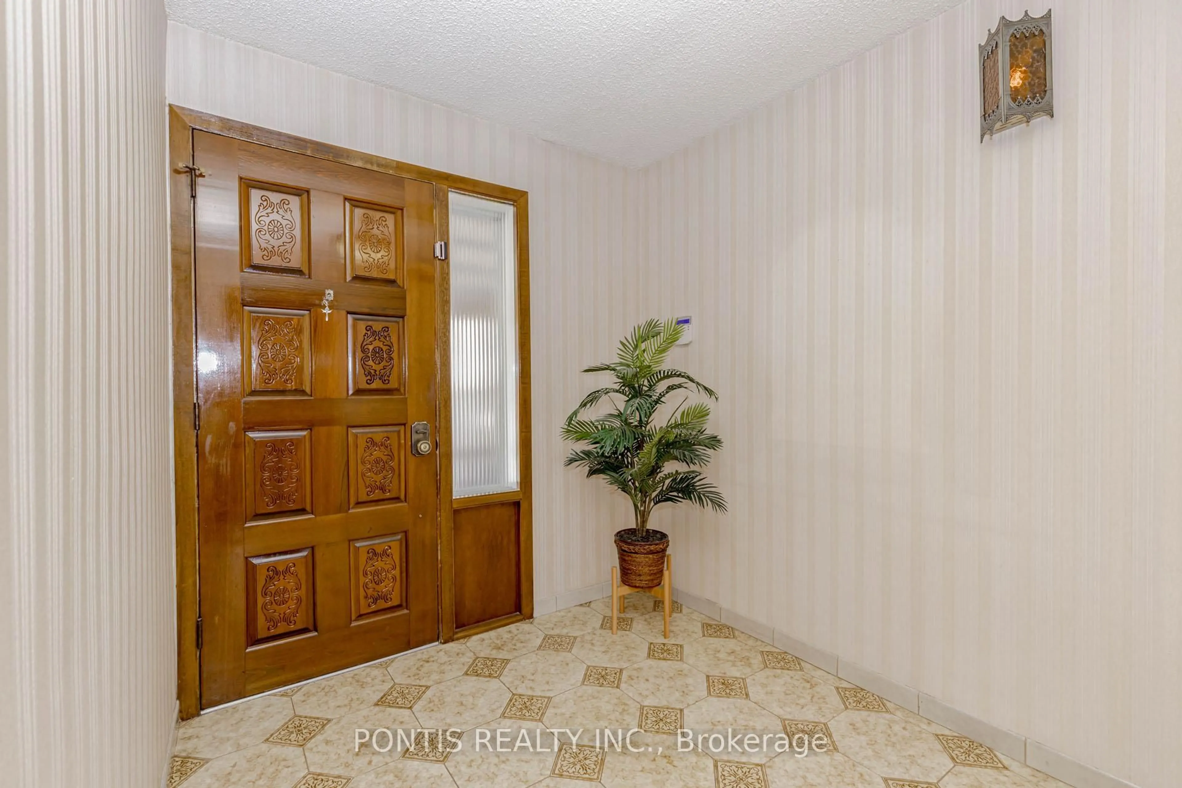 Indoor foyer for 27 DIANA Dr, Toronto Ontario M3M 2W2