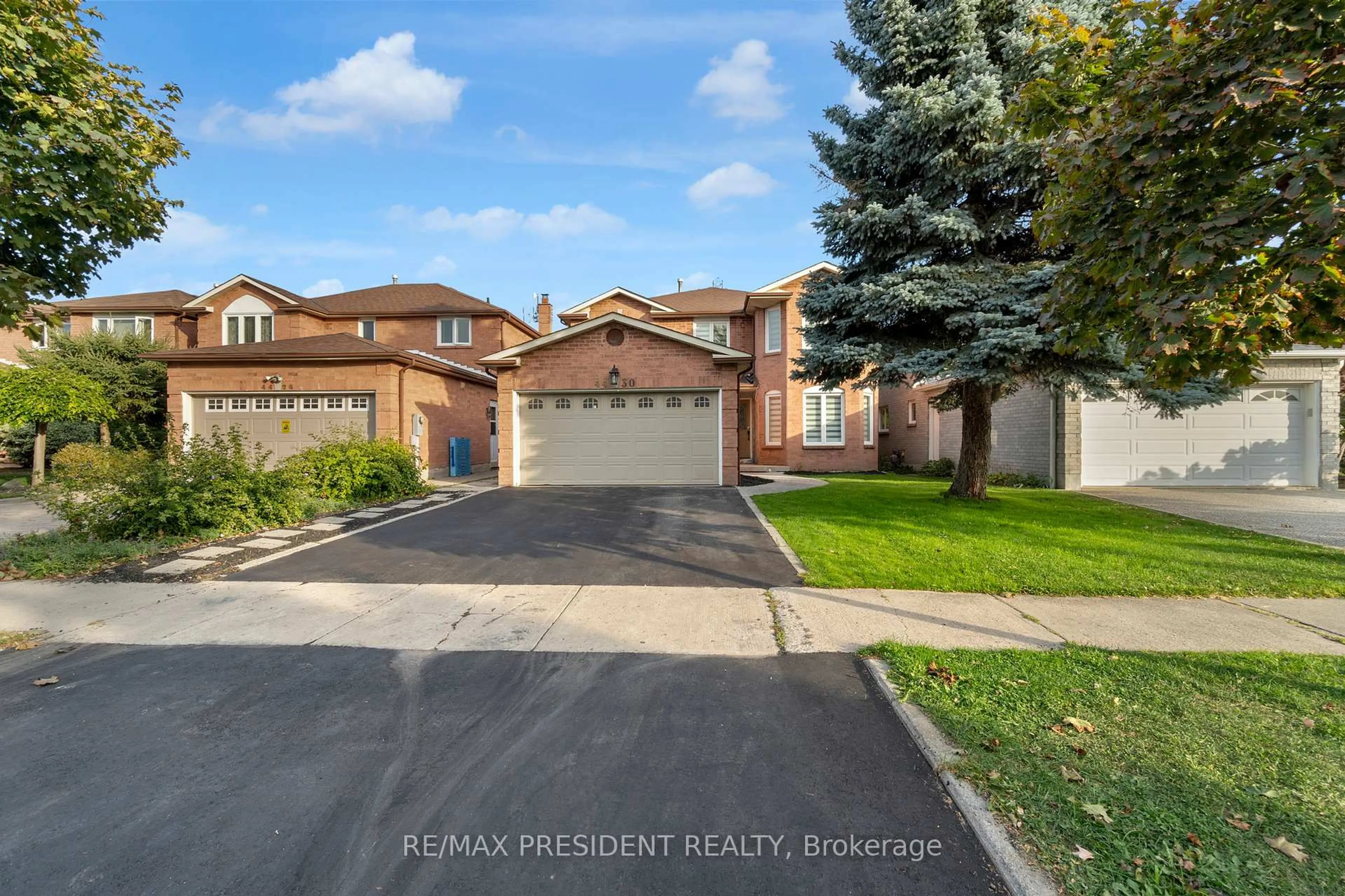 A pic from outside/outdoor area/front of a property/back of a property/a pic from drone, street for 4430 Hearthside Dr, Mississauga Ontario L5R 1R3