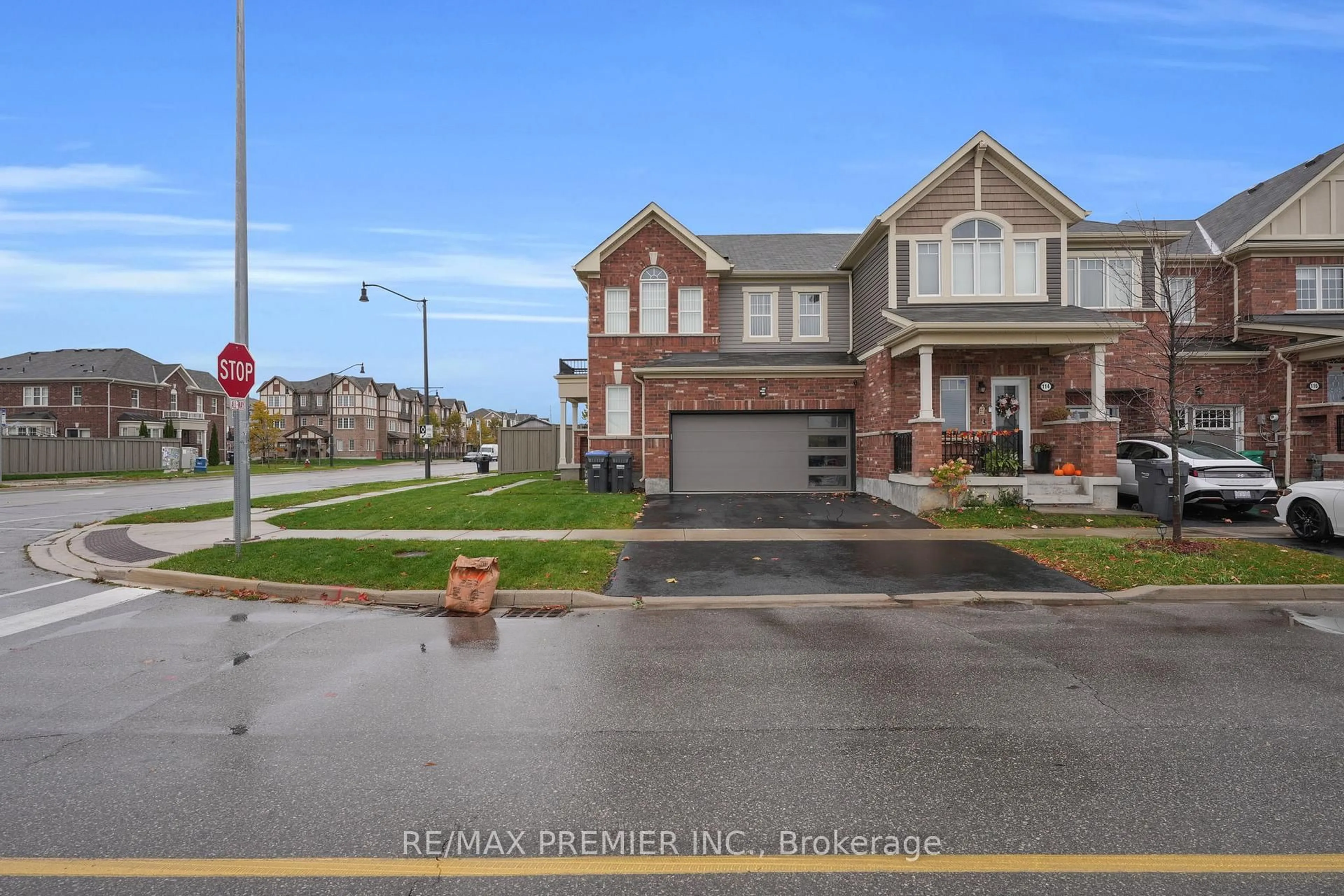 Home with brick exterior material, street for 258 Remembrance Rd, Brampton Ontario L7A 4P4