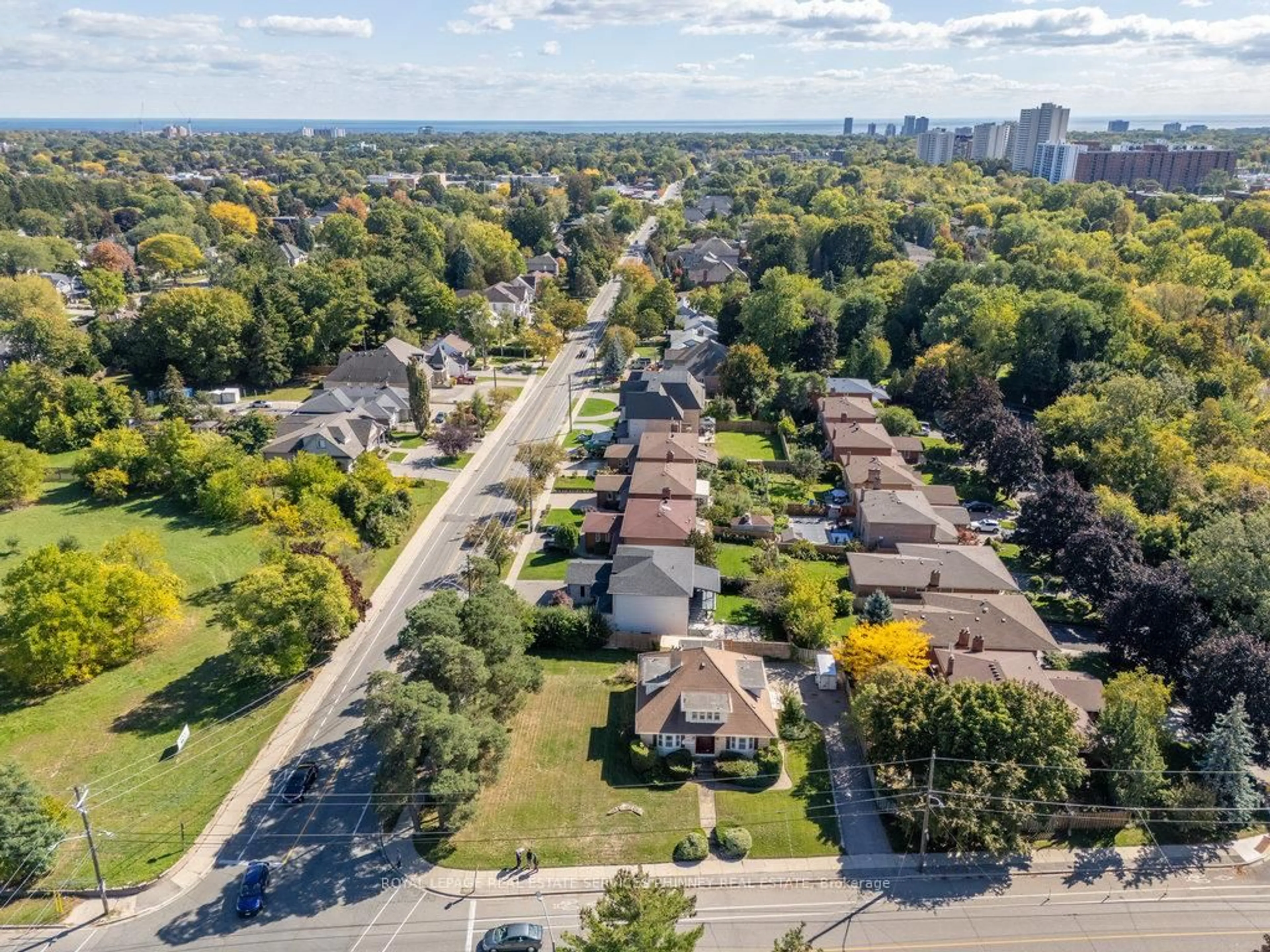 A pic from outside/outdoor area/front of a property/back of a property/a pic from drone, street for 160 King St, Mississauga Ontario L5A 1T2