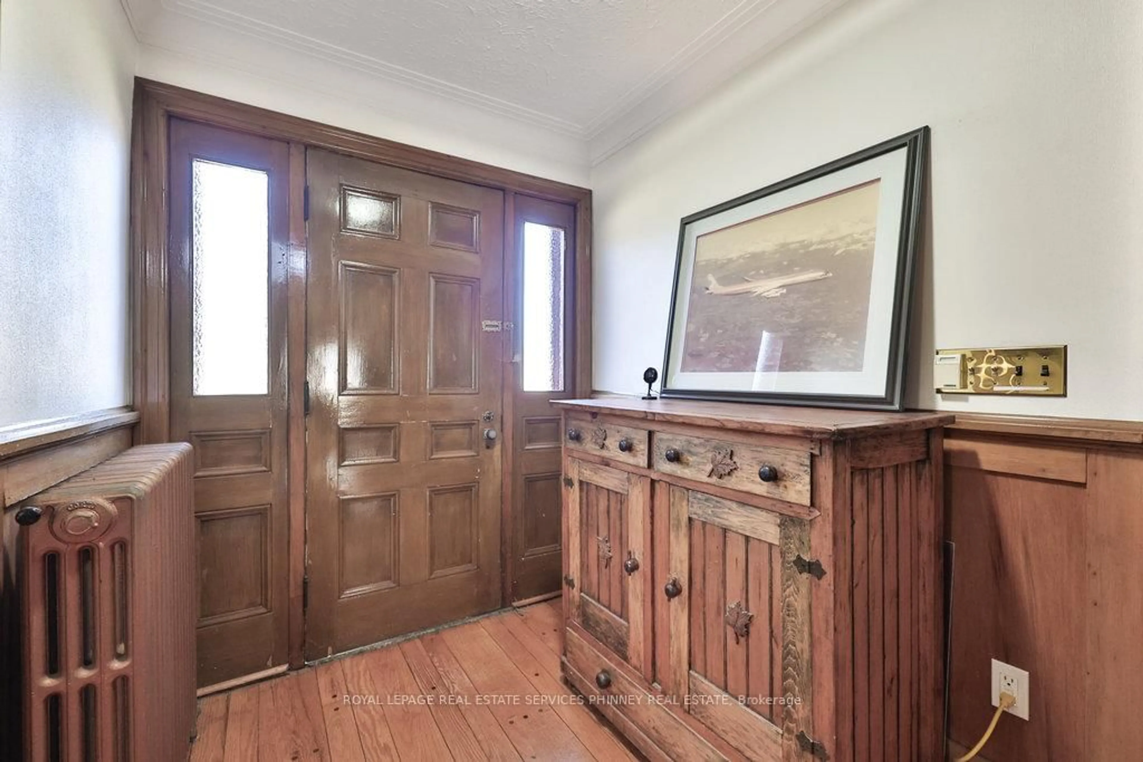 Indoor entryway for 160 King St, Mississauga Ontario L5A 1T2