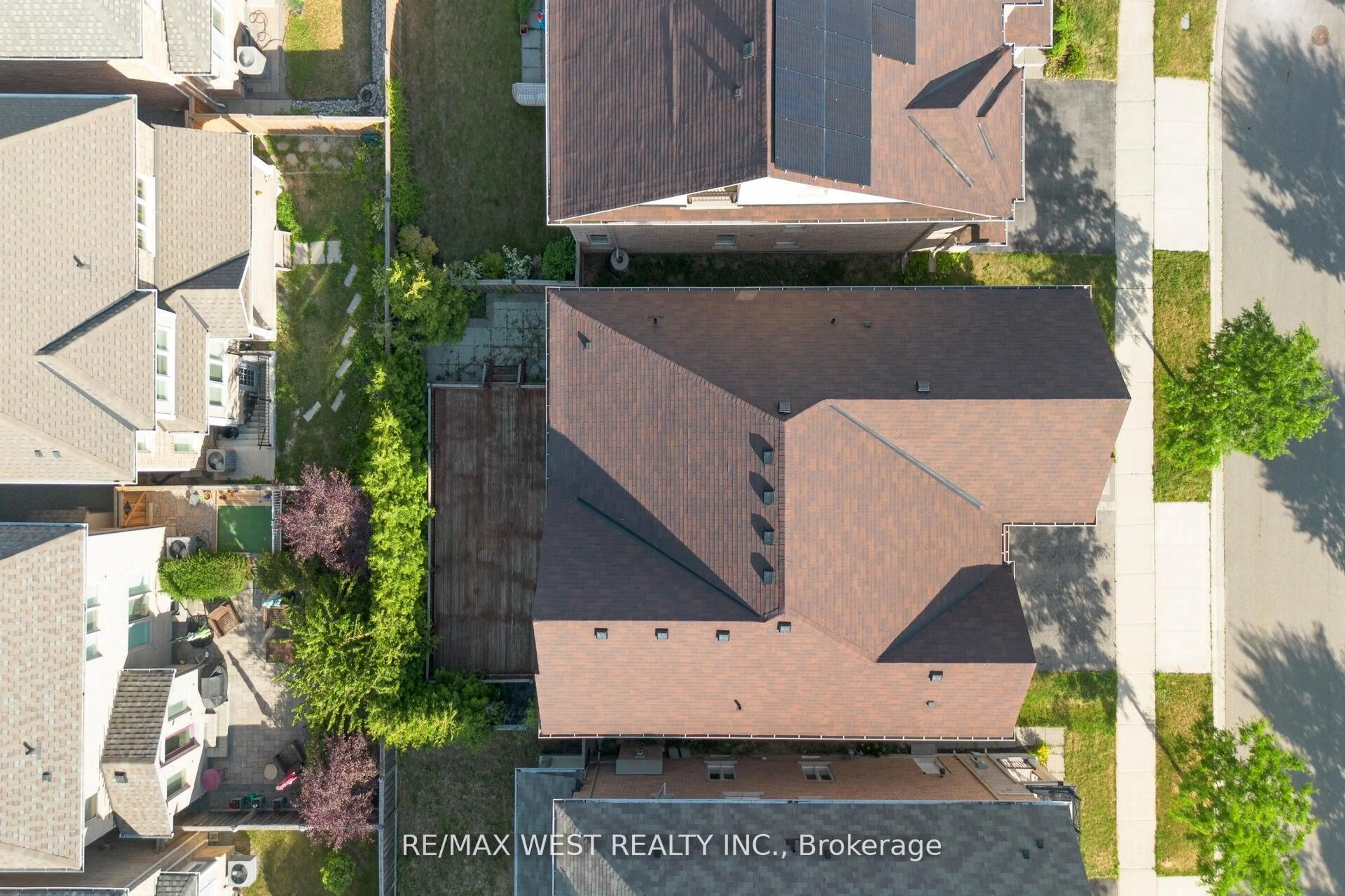 A pic from outside/outdoor area/front of a property/back of a property/a pic from drone, unknown for 198 Jessie Caverhill Pass, Oakville Ontario L6M 0Z6