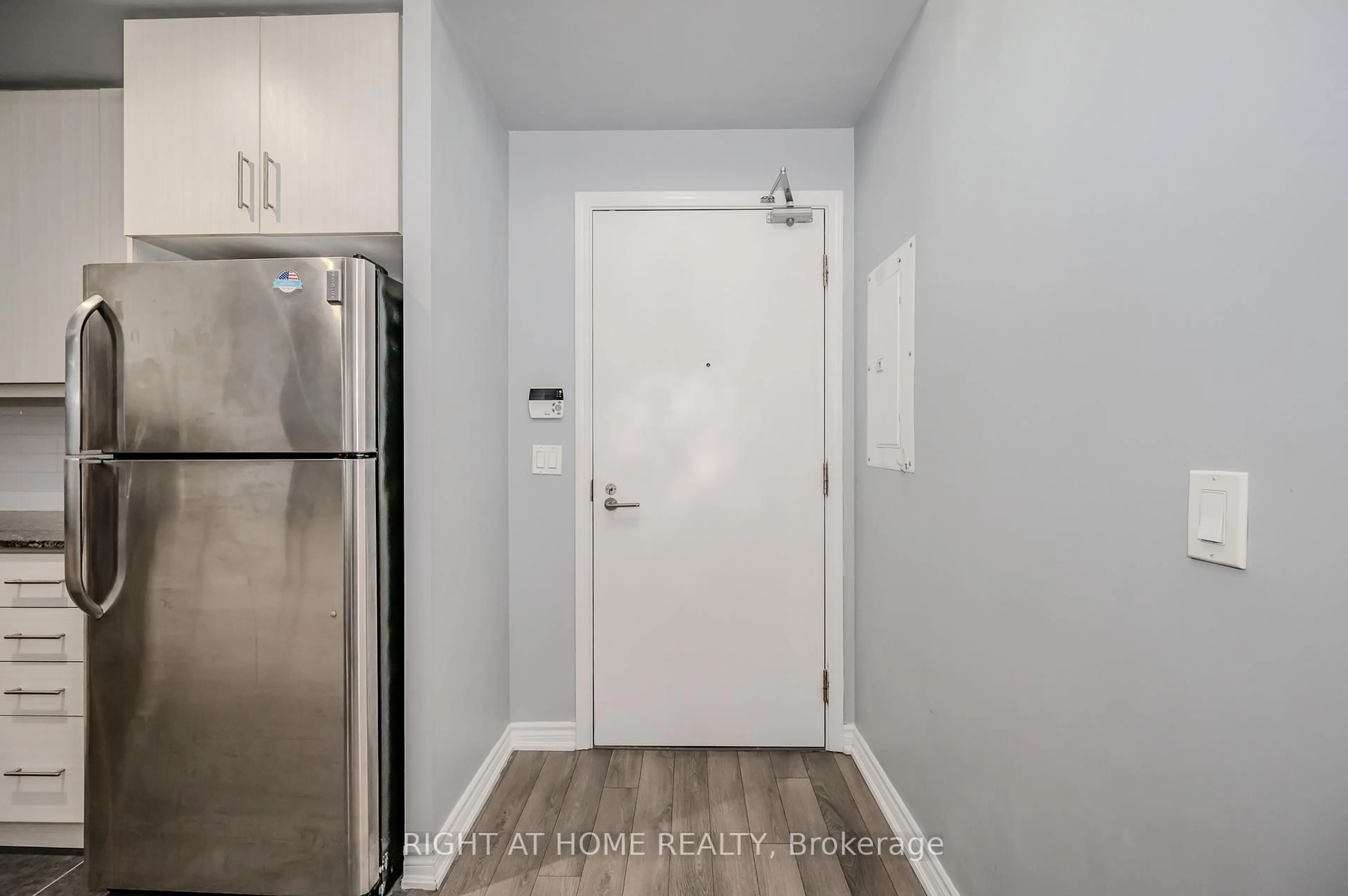 Indoor entryway for 15 James Finlay Way #917, Toronto Ontario M3M 0B3