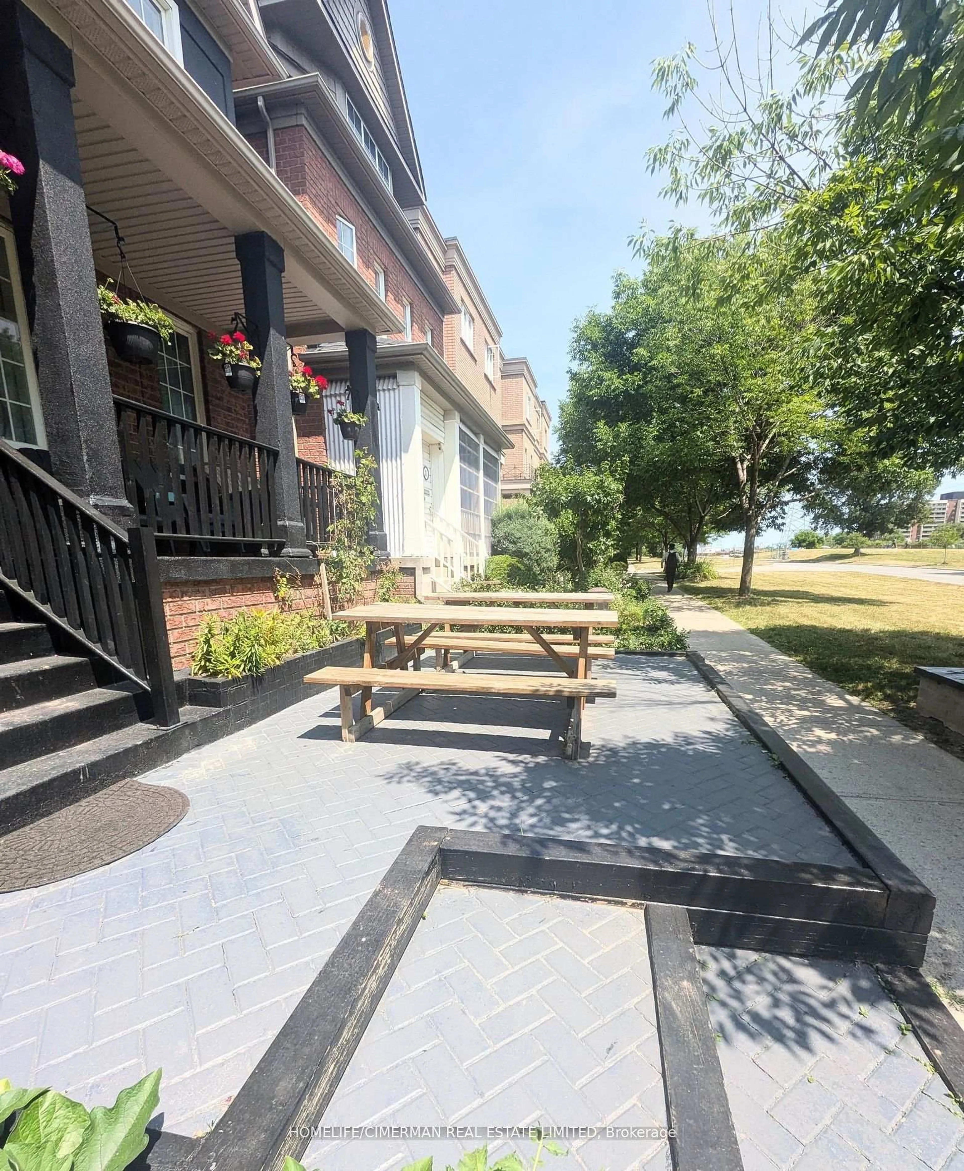 Patio, street for 313 Murray Ross Pkwy, Toronto Ontario M3J 3N8