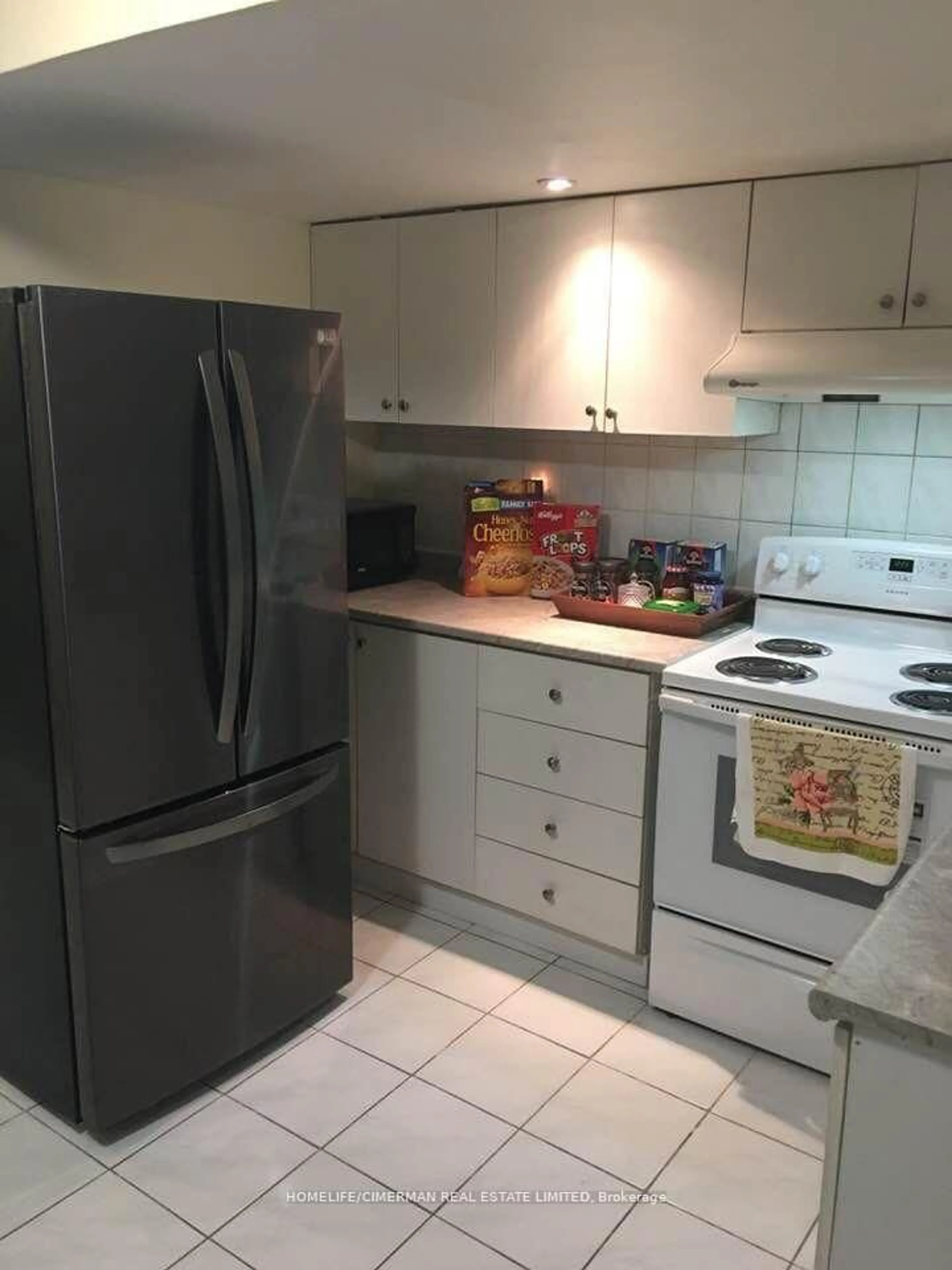Standard kitchen, unknown for 313 Murray Ross Pkwy, Toronto Ontario M3J 3N8