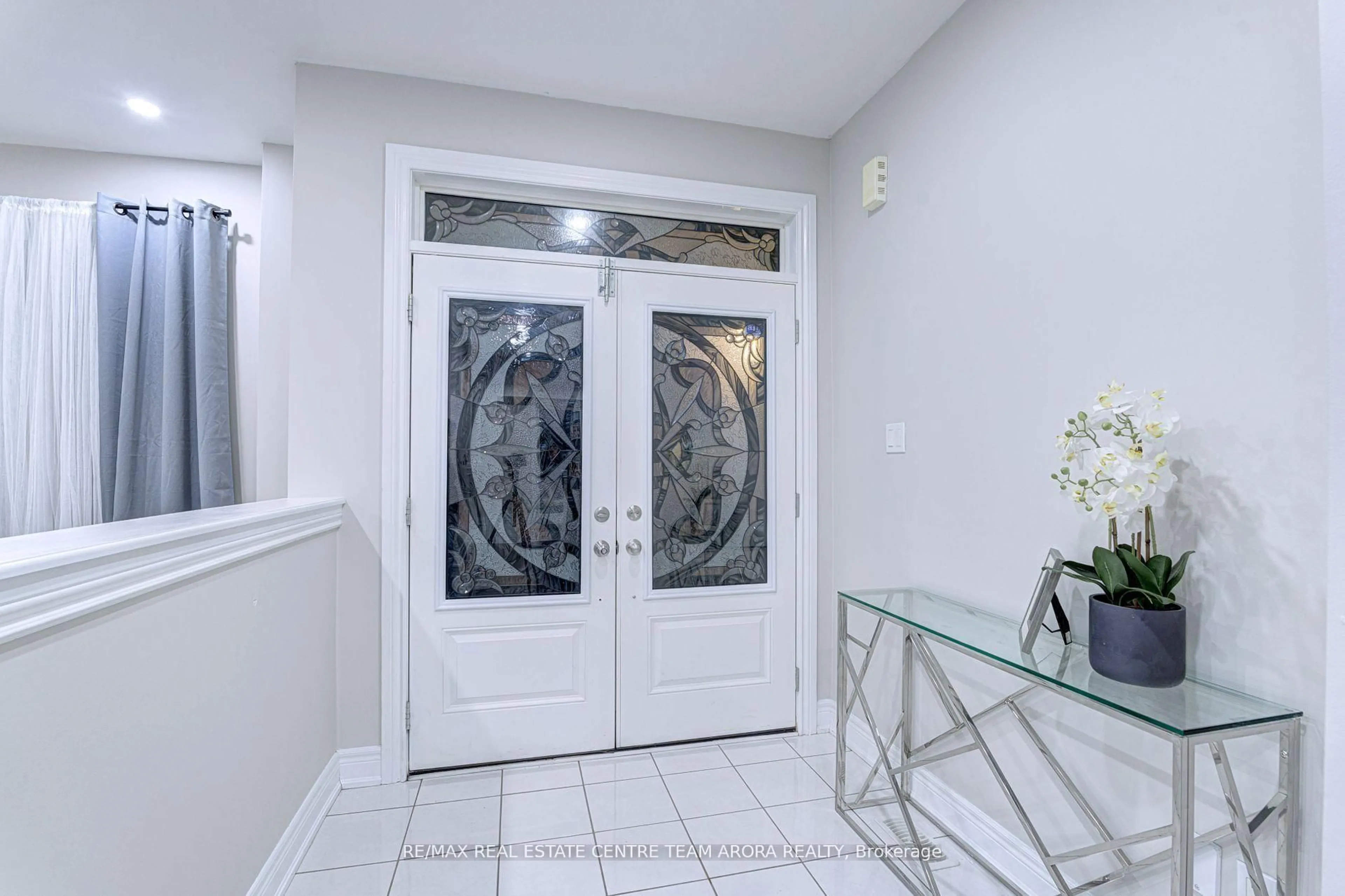 Indoor foyer for 32 Attraction Dr, Brampton Ontario L6Y 2Z8