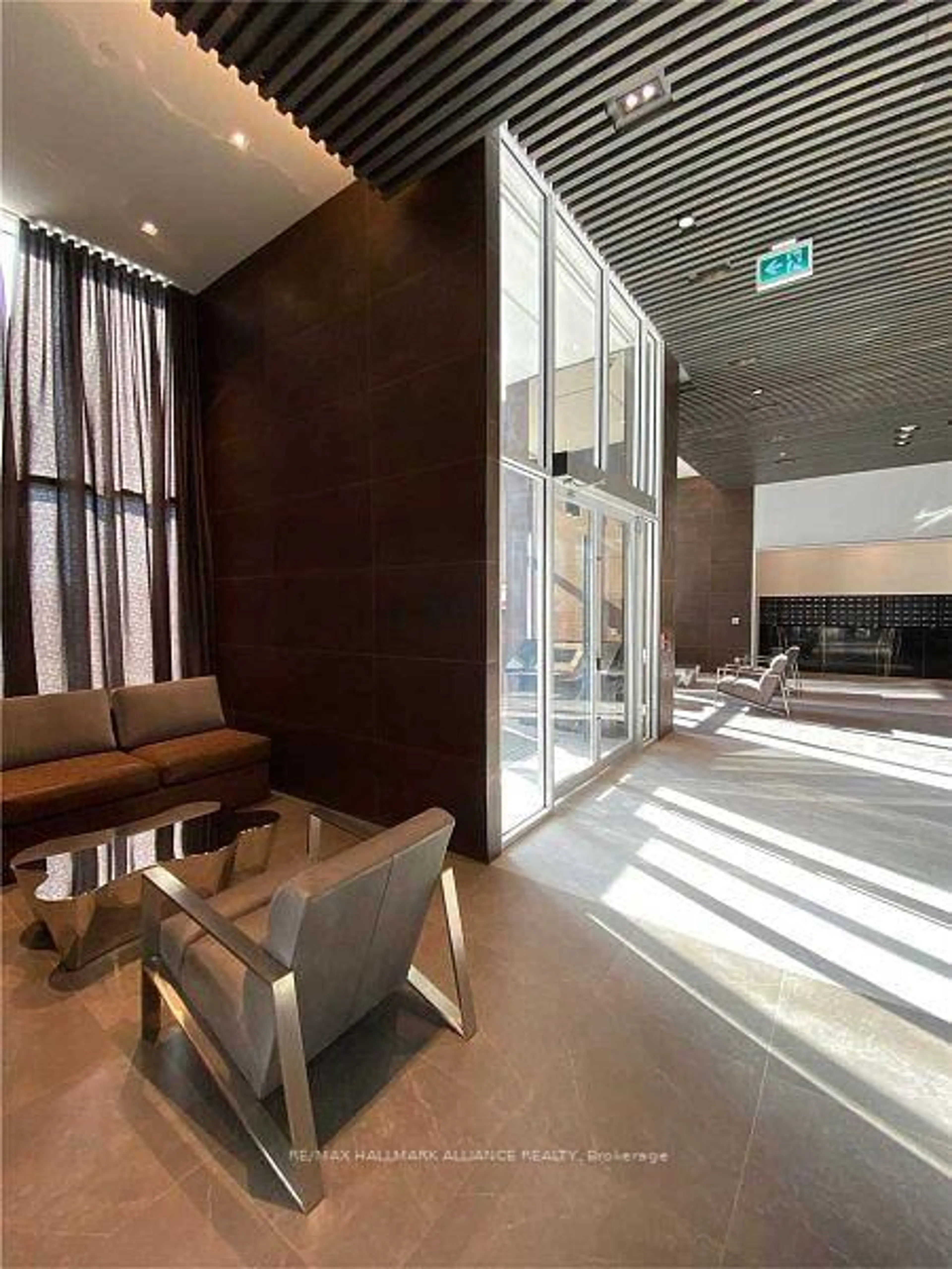 Indoor foyer for 2485 Taunton Rd #825, Oakville Ontario L6H 3R8