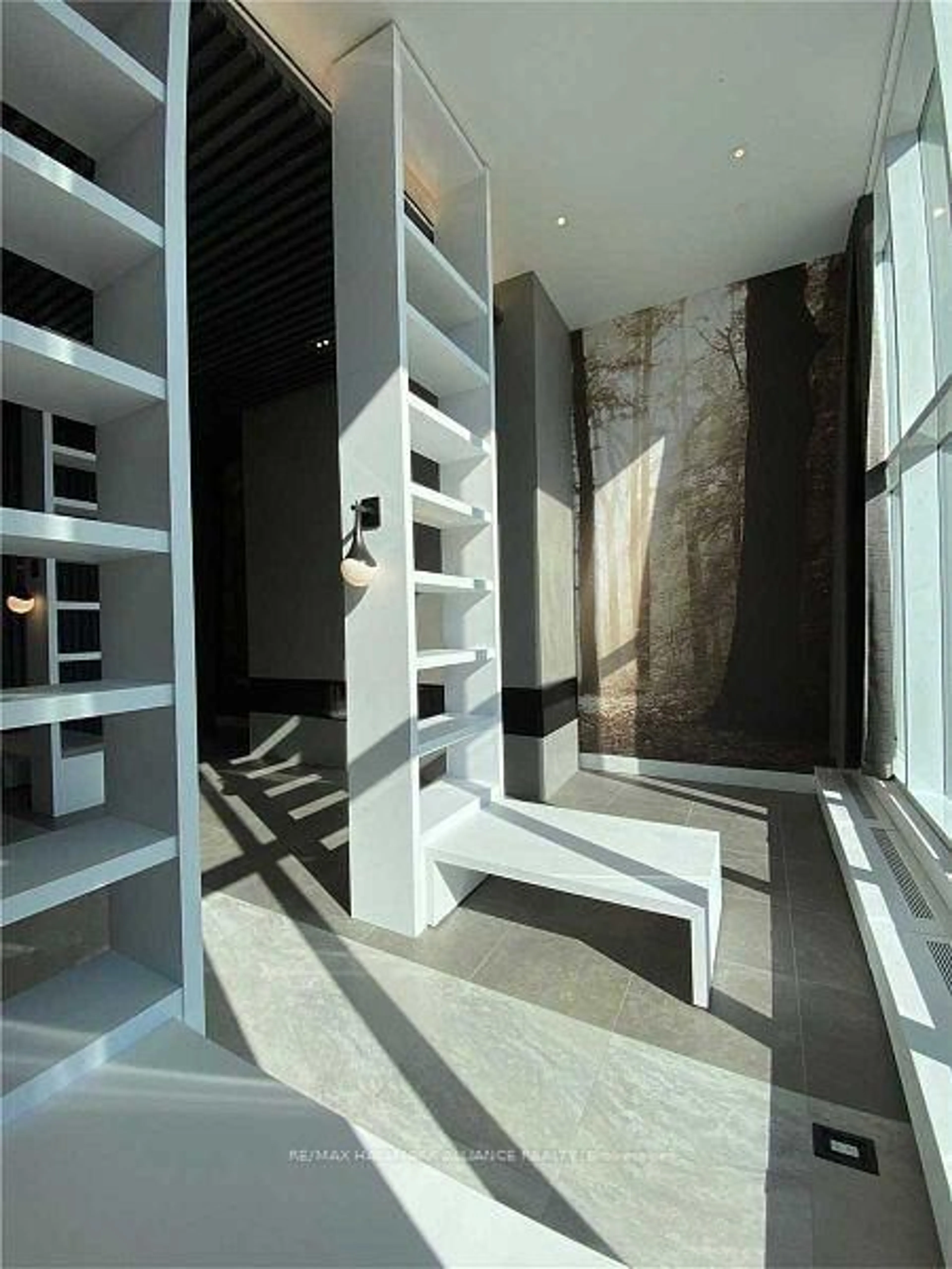 Indoor foyer for 2485 Taunton Rd #825, Oakville Ontario L6H 3R8