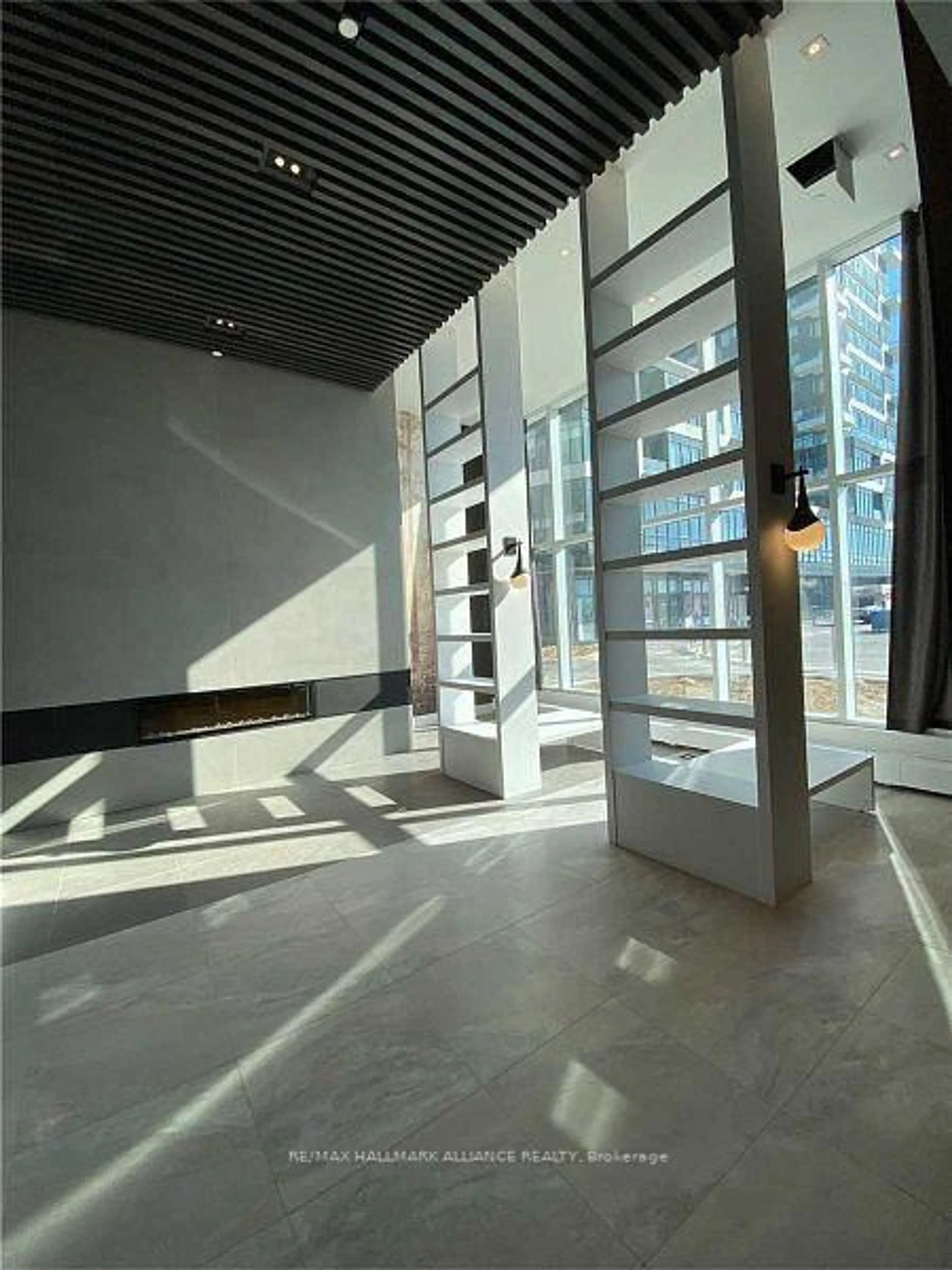 Indoor foyer for 2485 Taunton Rd #825, Oakville Ontario L6H 3R8