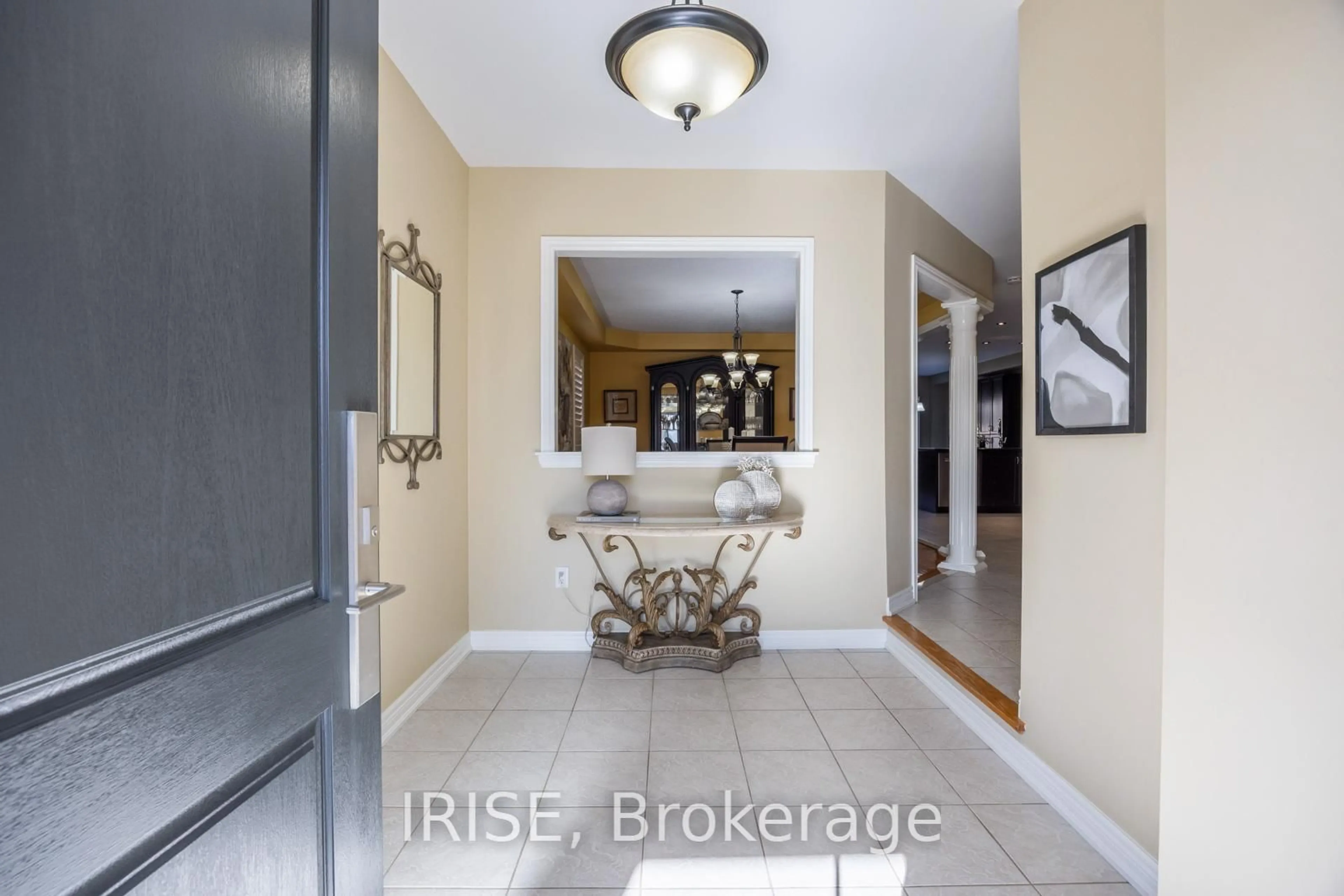 Indoor entryway for 855 Knotty Pine Grve, Mississauga Ontario L5W 1K2