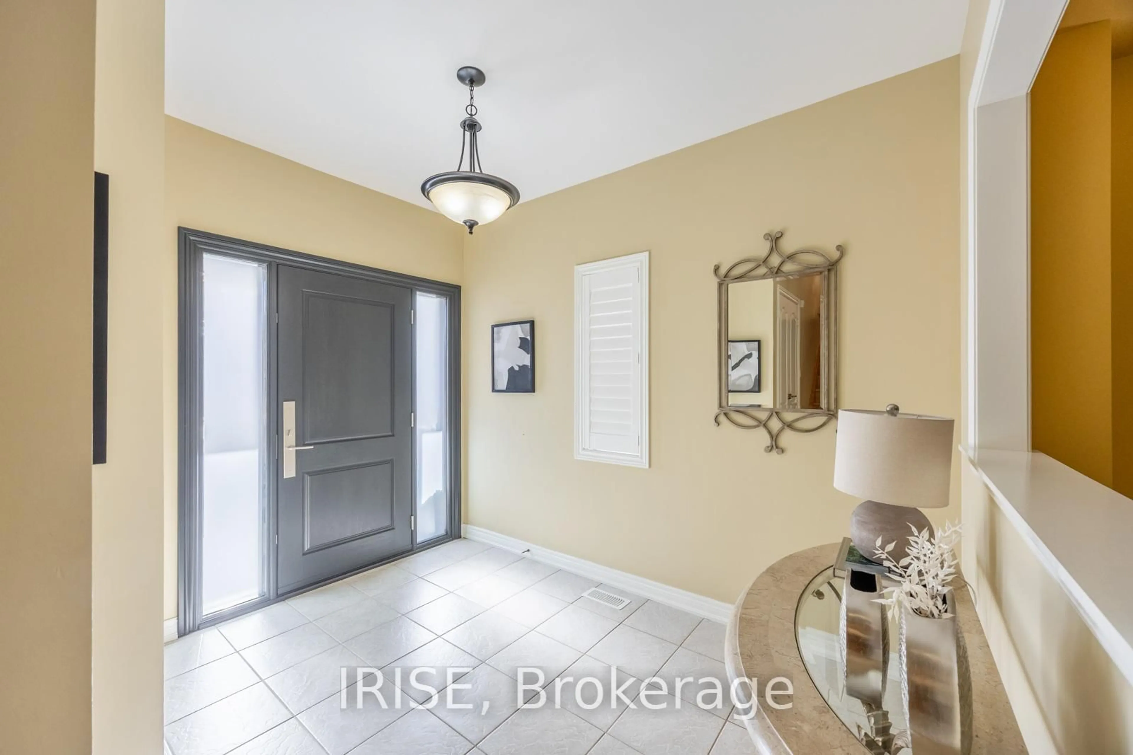 Indoor entryway for 855 Knotty Pine Grve, Mississauga Ontario L5W 1K2