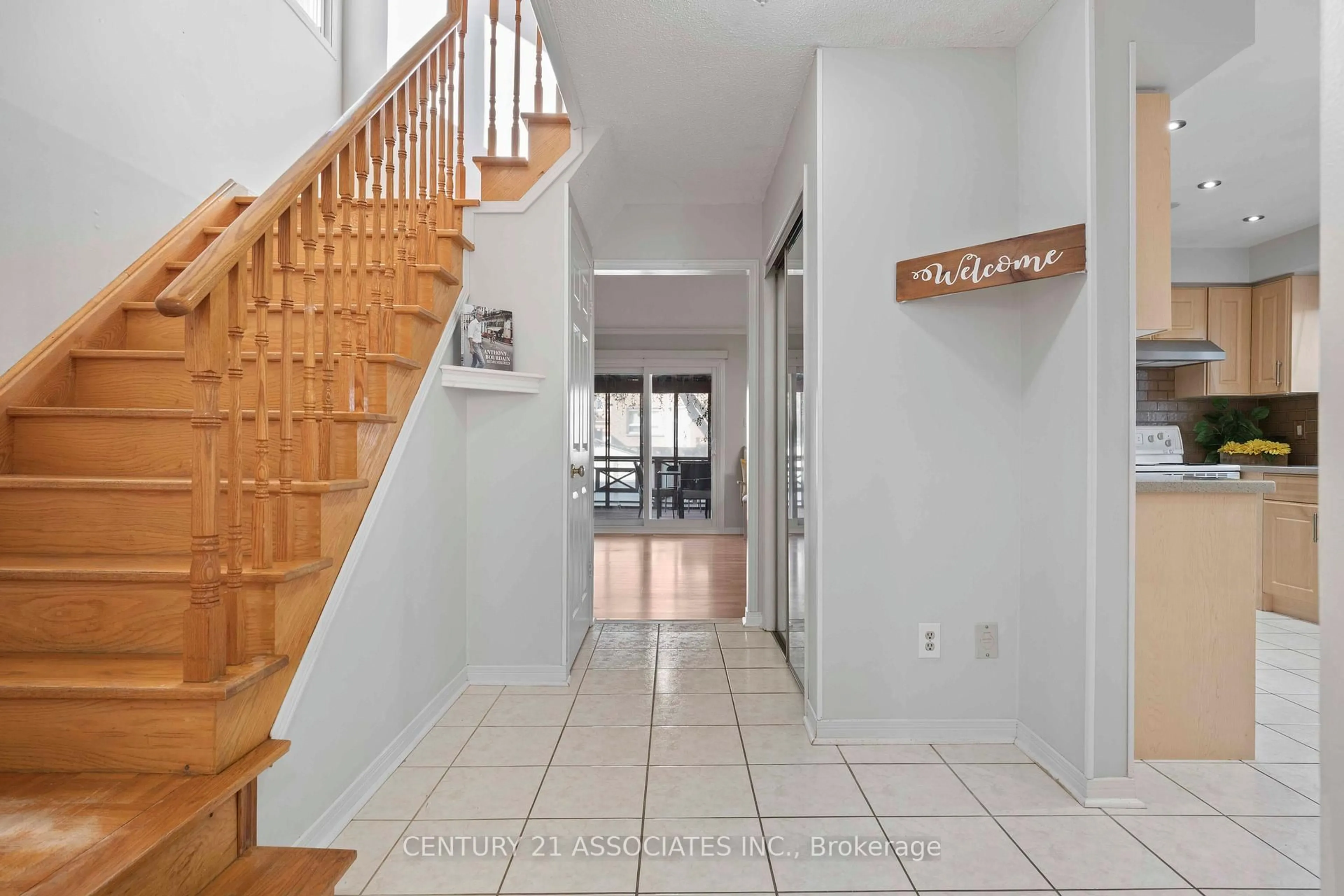 Indoor foyer for 144 Lech Walesa Dr, Mississauga Ontario L5B 3G9
