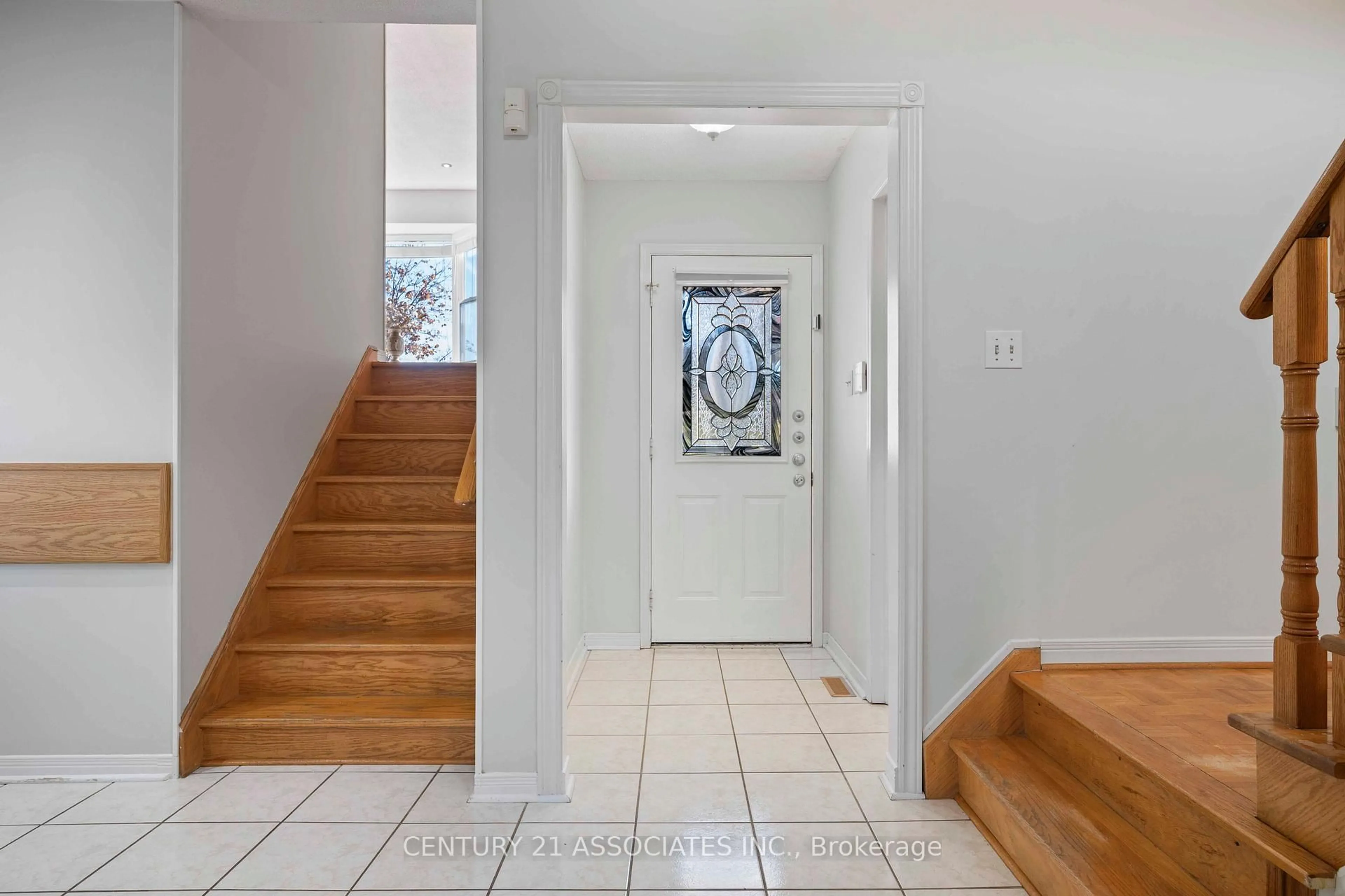 Indoor entryway for 144 Lech Walesa Dr, Mississauga Ontario L5B 3G9