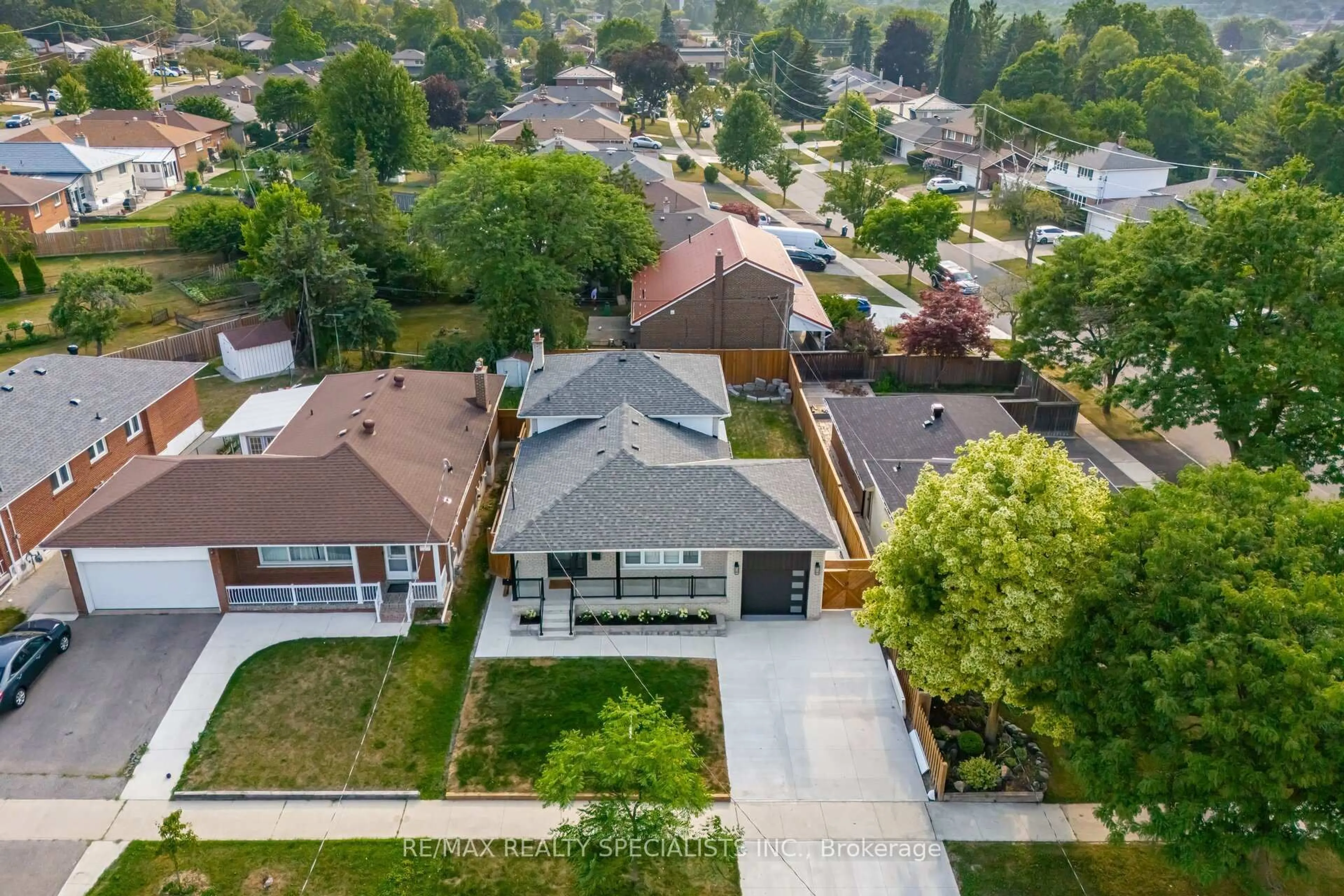 A pic from outside/outdoor area/front of a property/back of a property/a pic from drone, street for 29 Norfield Cres, Toronto Ontario M9W 1X5