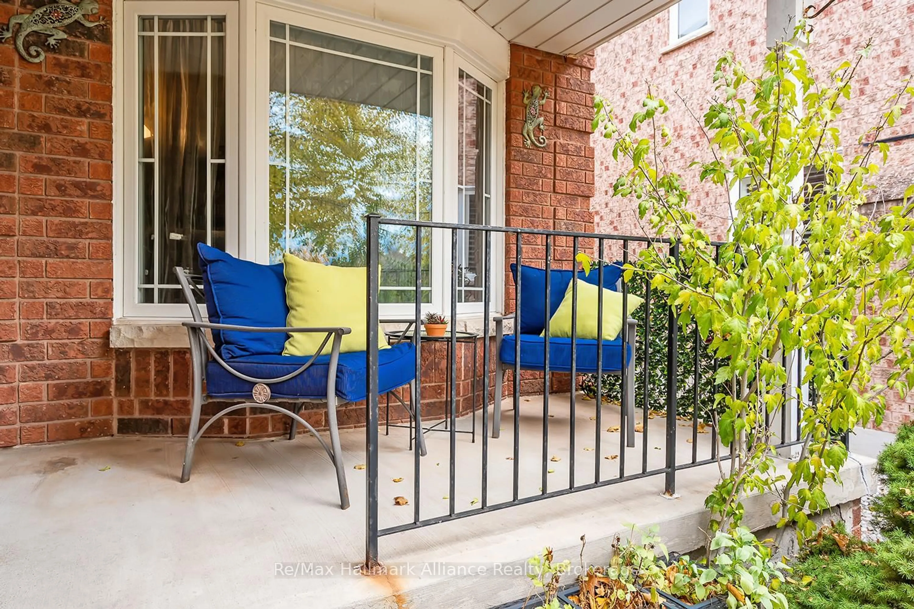 Patio, street for 2411 East Gate Cres, Oakville Ontario L6H 6L1