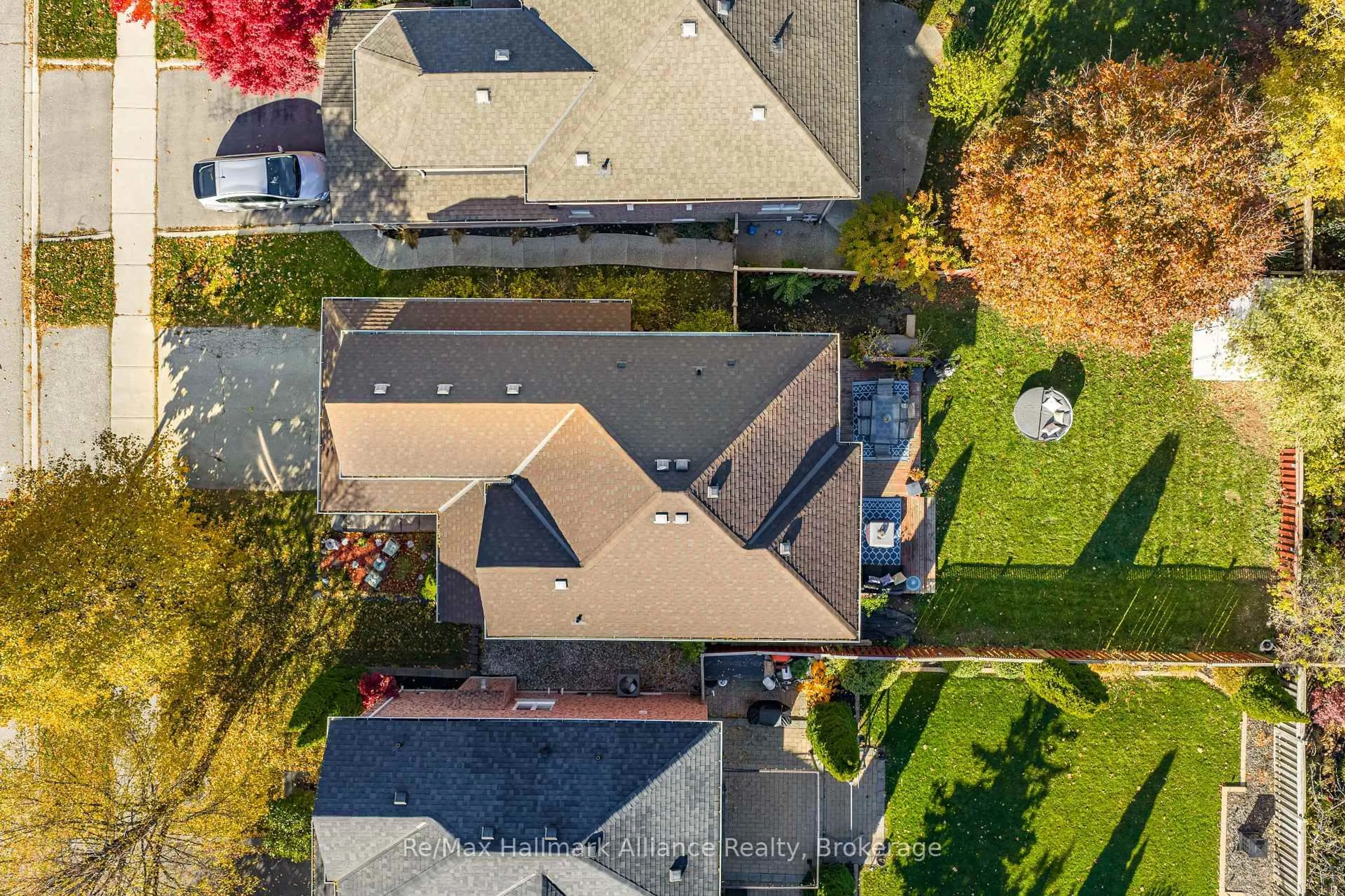 A pic from outside/outdoor area/front of a property/back of a property/a pic from drone, street for 2411 East Gate Cres, Oakville Ontario L6H 6L1