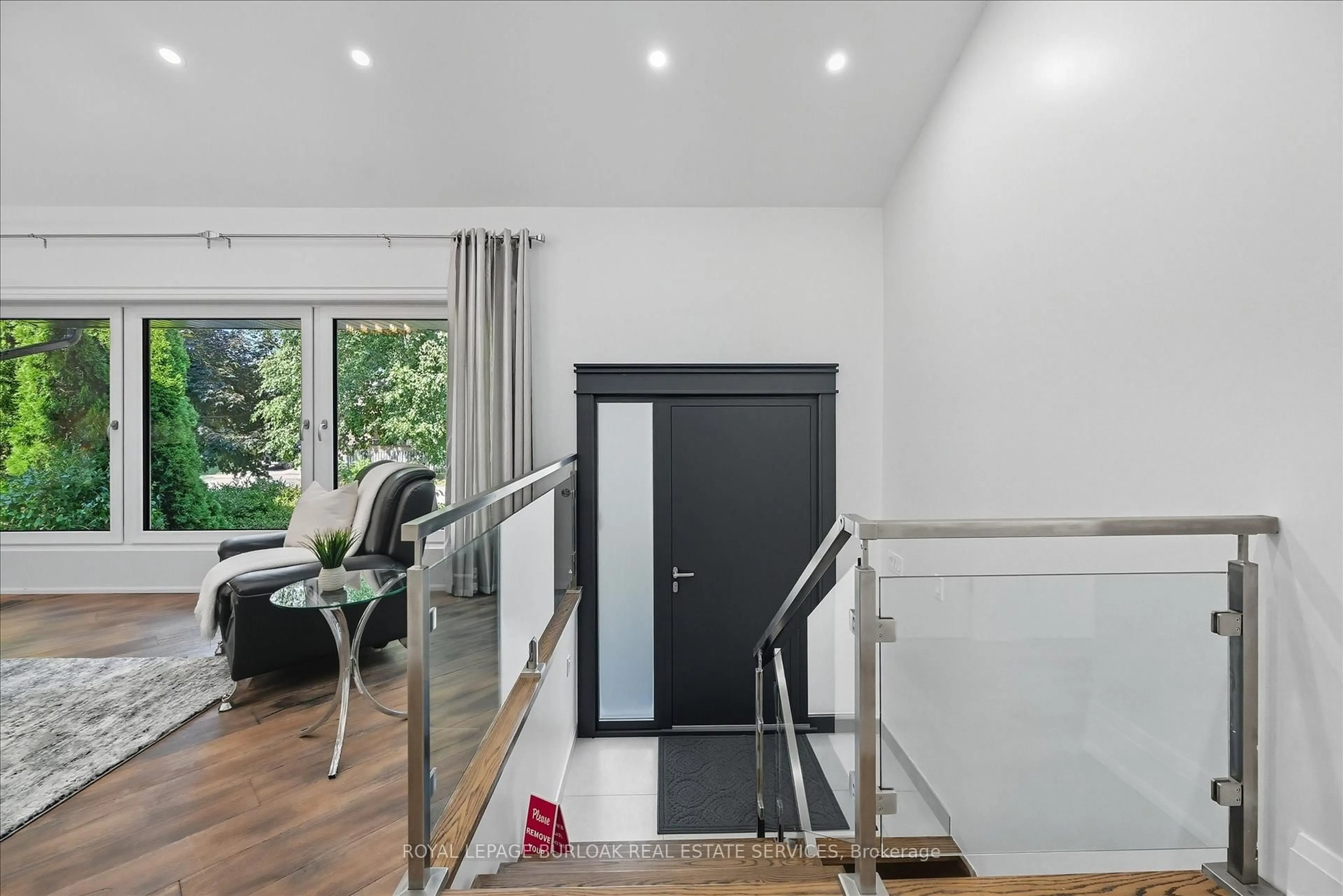 Indoor foyer for 568 Dynes Rd, Burlington Ontario L7N 2V2