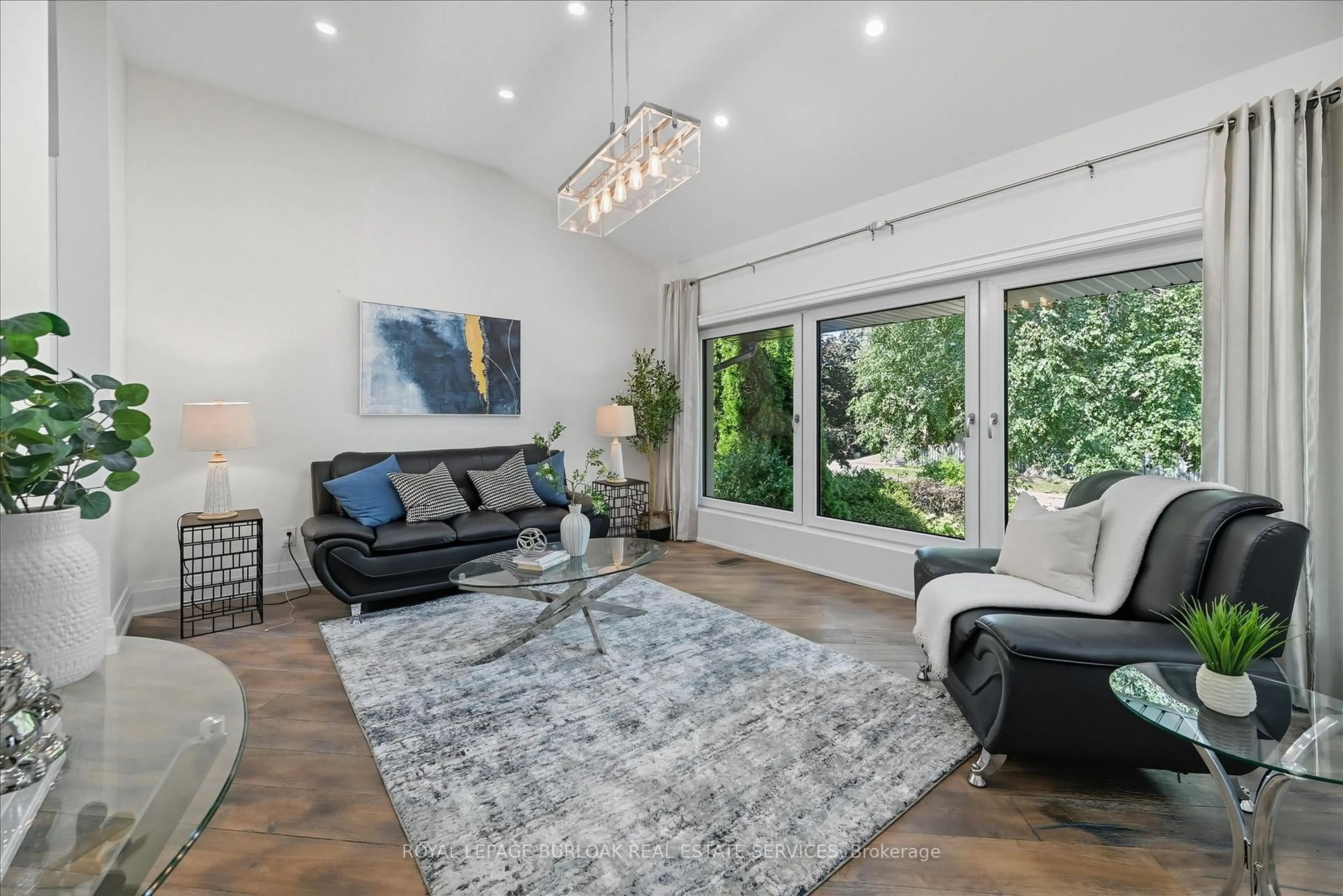 Living room with furniture, unknown for 568 Dynes Rd, Burlington Ontario L7N 2V2