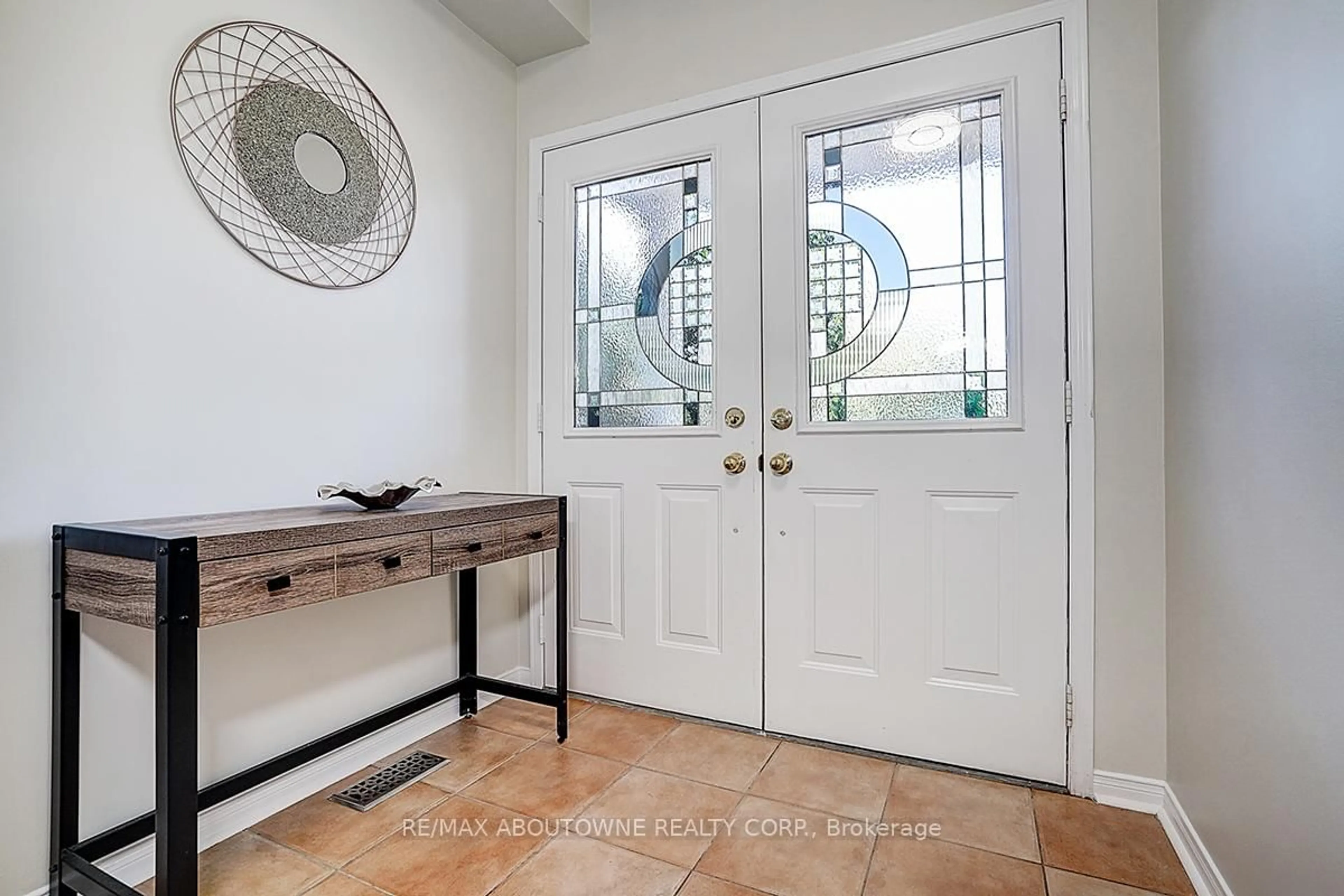 Indoor entryway for 5575 Margarita Cres, Mississauga Ontario L5M 6Z2