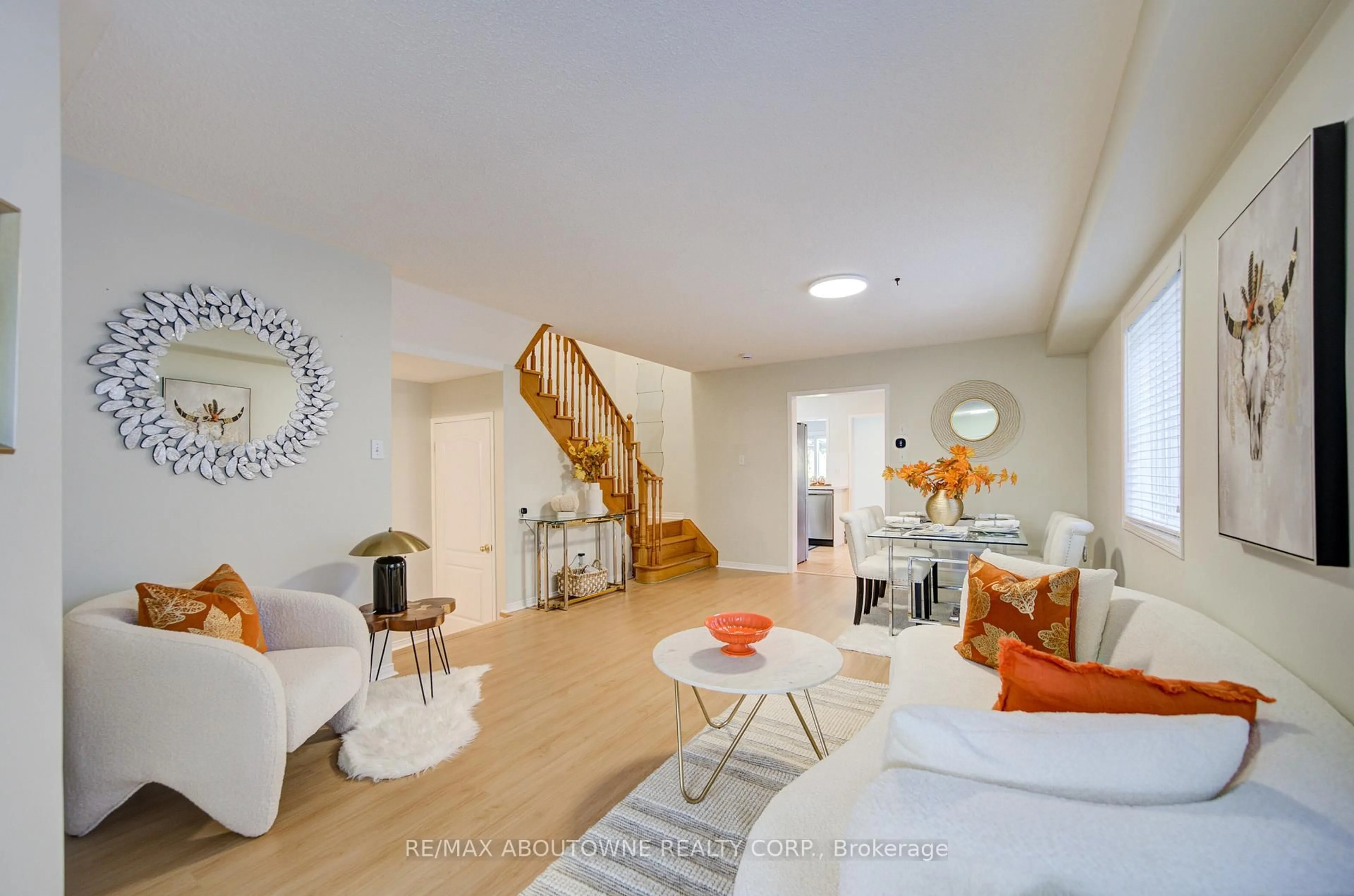 Living room with furniture, unknown for 5575 Margarita Cres, Mississauga Ontario L5M 6Z2