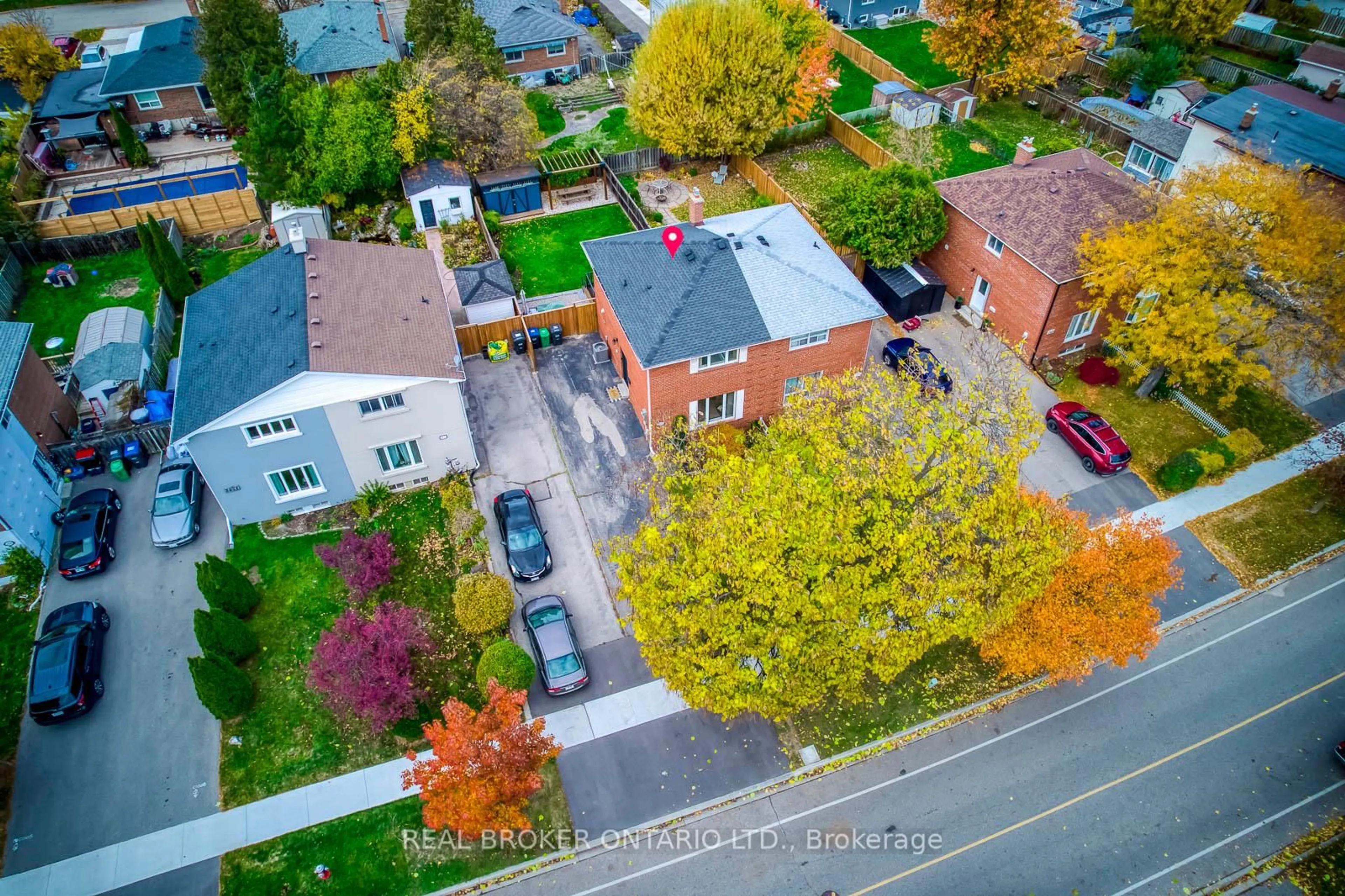 A pic from outside/outdoor area/front of a property/back of a property/a pic from drone, street for 2331 Brookhurst Rd, Mississauga Ontario L5J 1R1