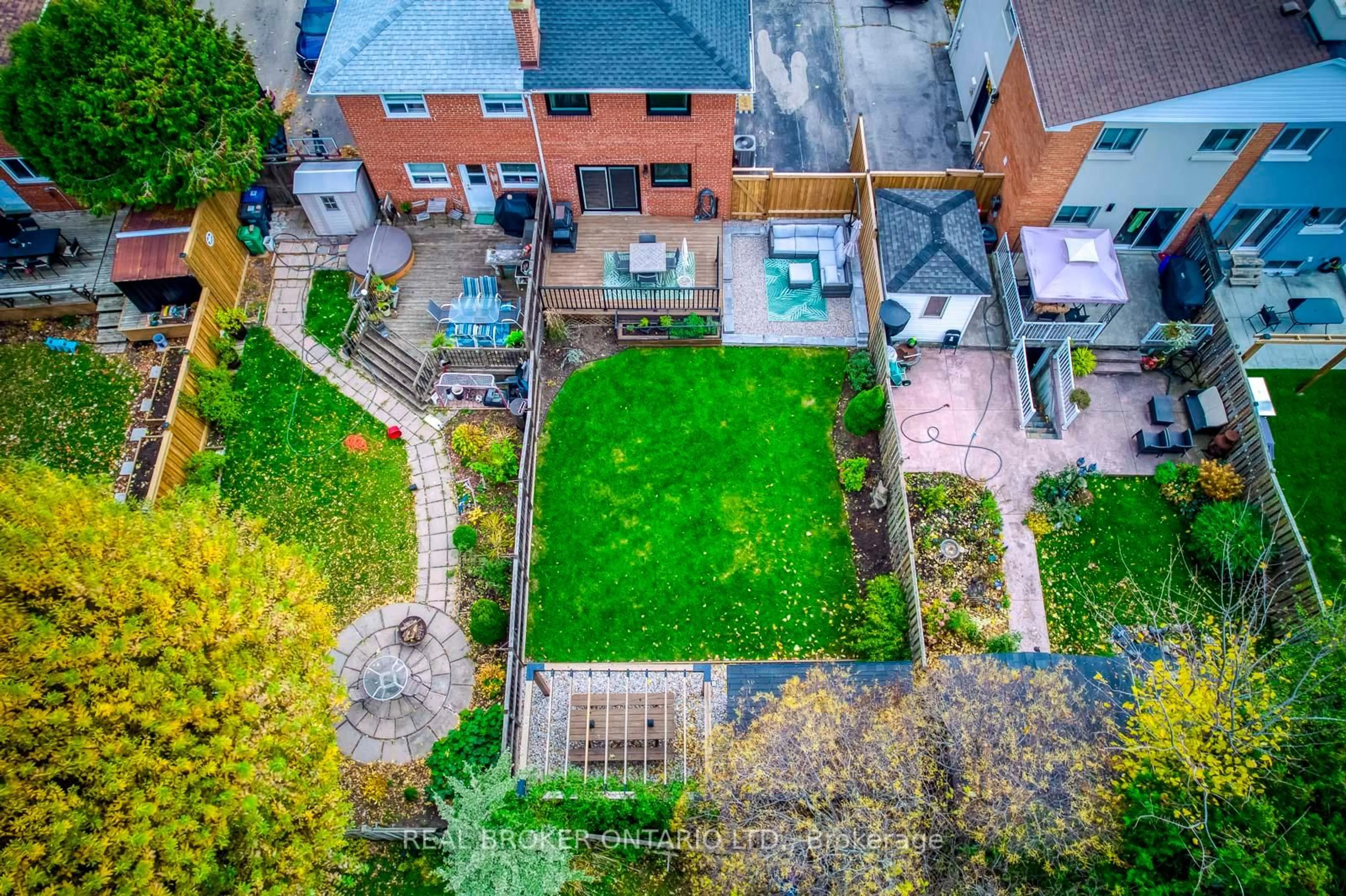 A pic from outside/outdoor area/front of a property/back of a property/a pic from drone, street for 2331 Brookhurst Rd, Mississauga Ontario L5J 1R1