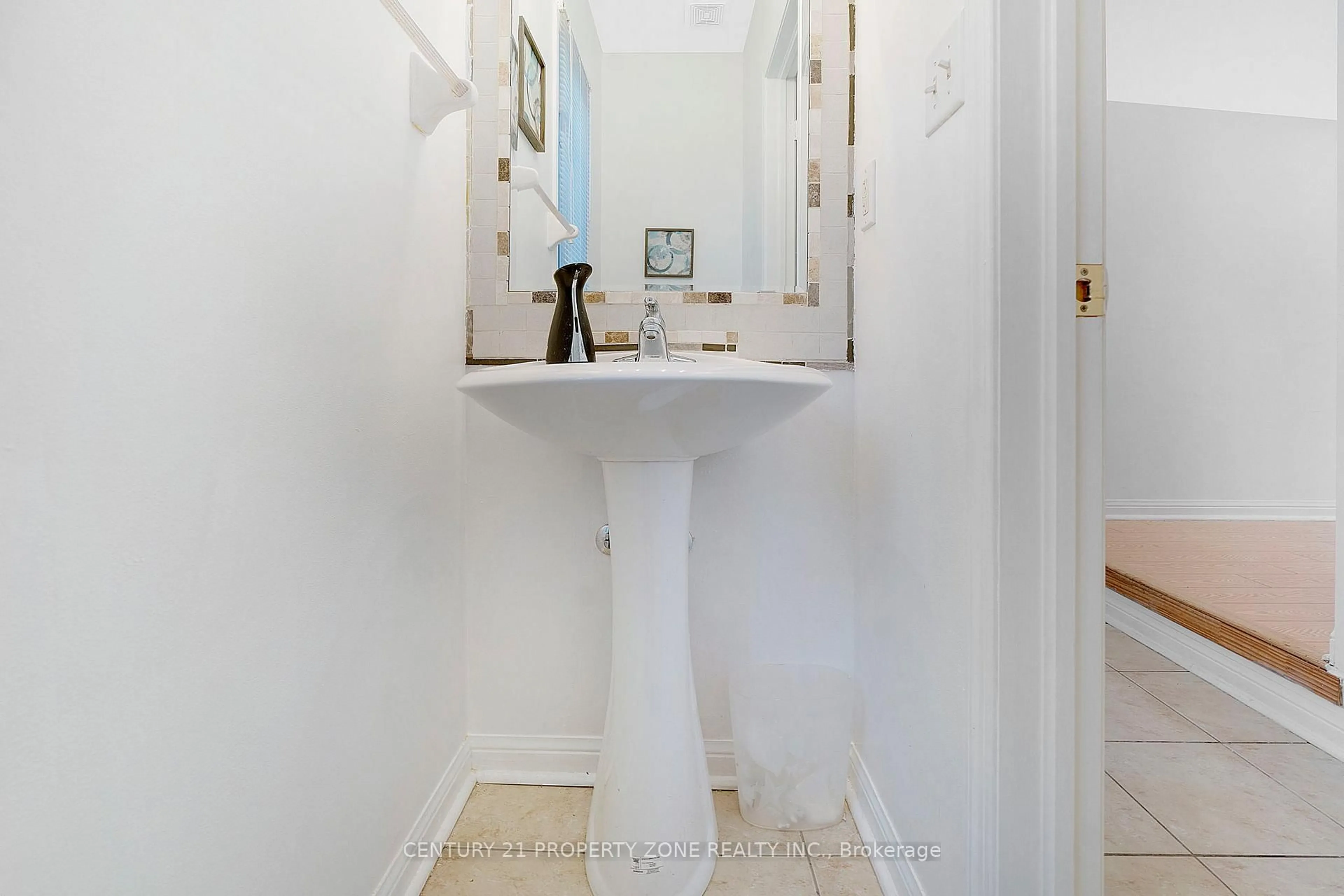 Standard bathroom, unknown for 37 Clyde Rd, Brampton Ontario L6X 0M6