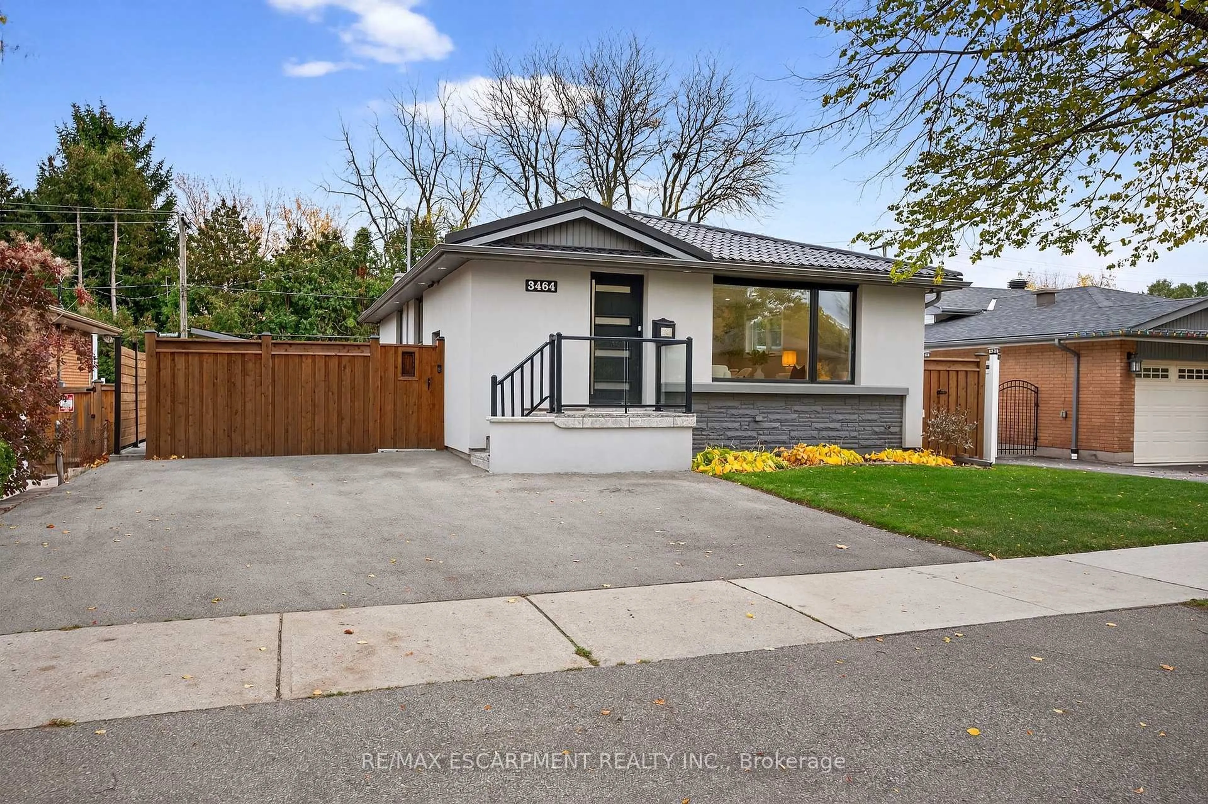 Home with vinyl exterior material, street for 3464 Rexway Dr, Burlington Ontario L7N 2L6