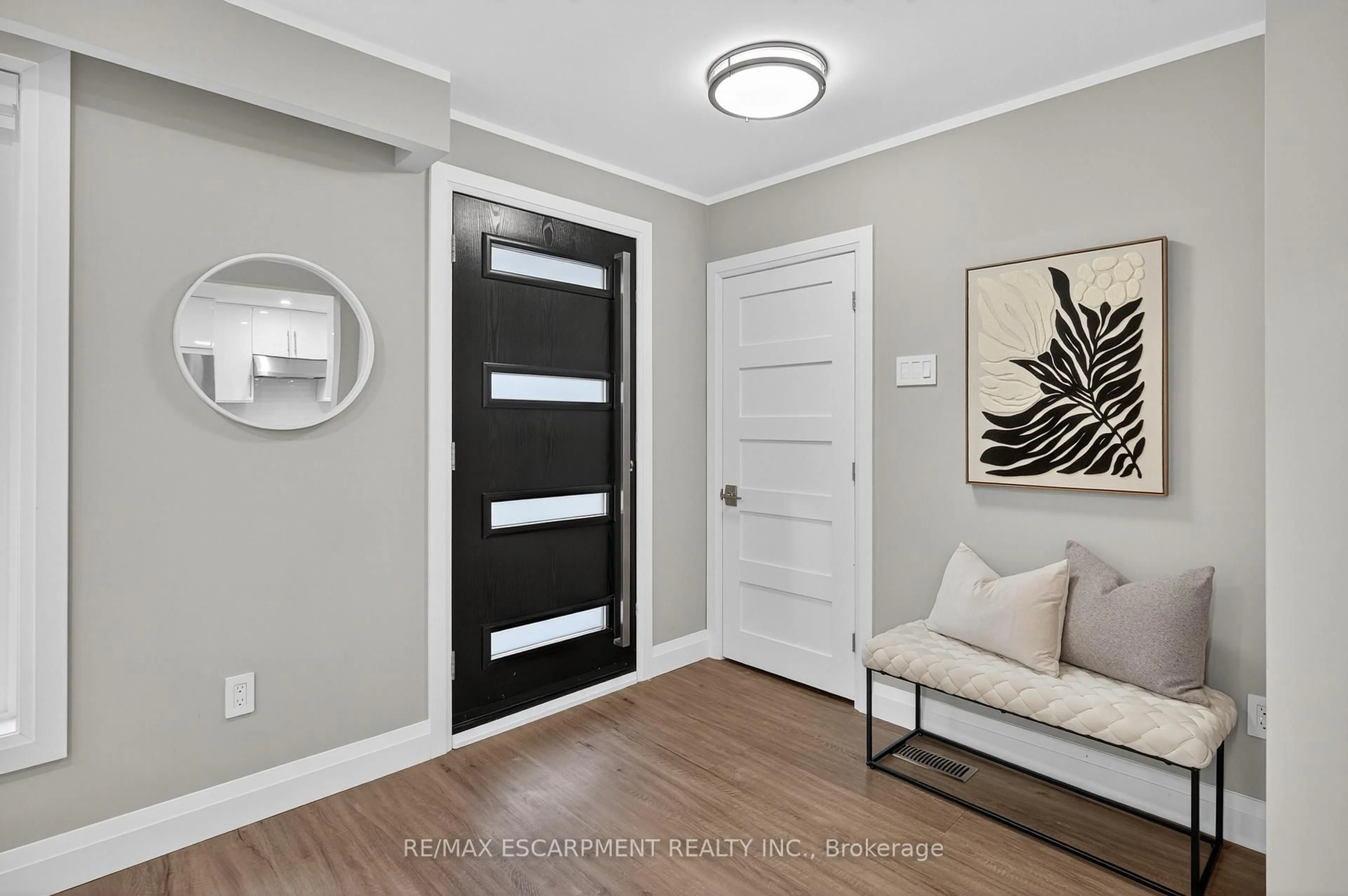 Indoor entryway for 3464 Rexway Dr, Burlington Ontario L7N 2L6