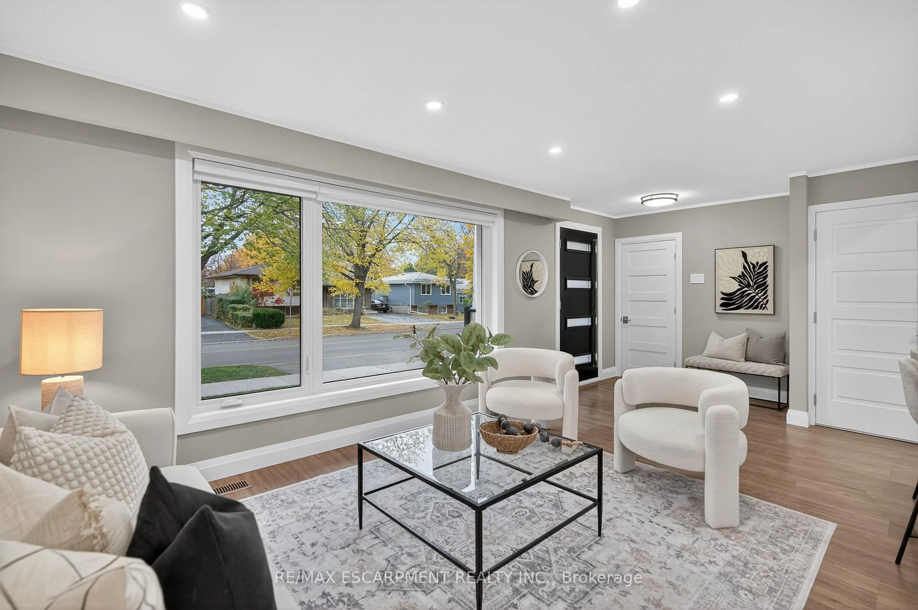 Living room with furniture, unknown for 3464 Rexway Dr, Burlington Ontario L7N 2L6