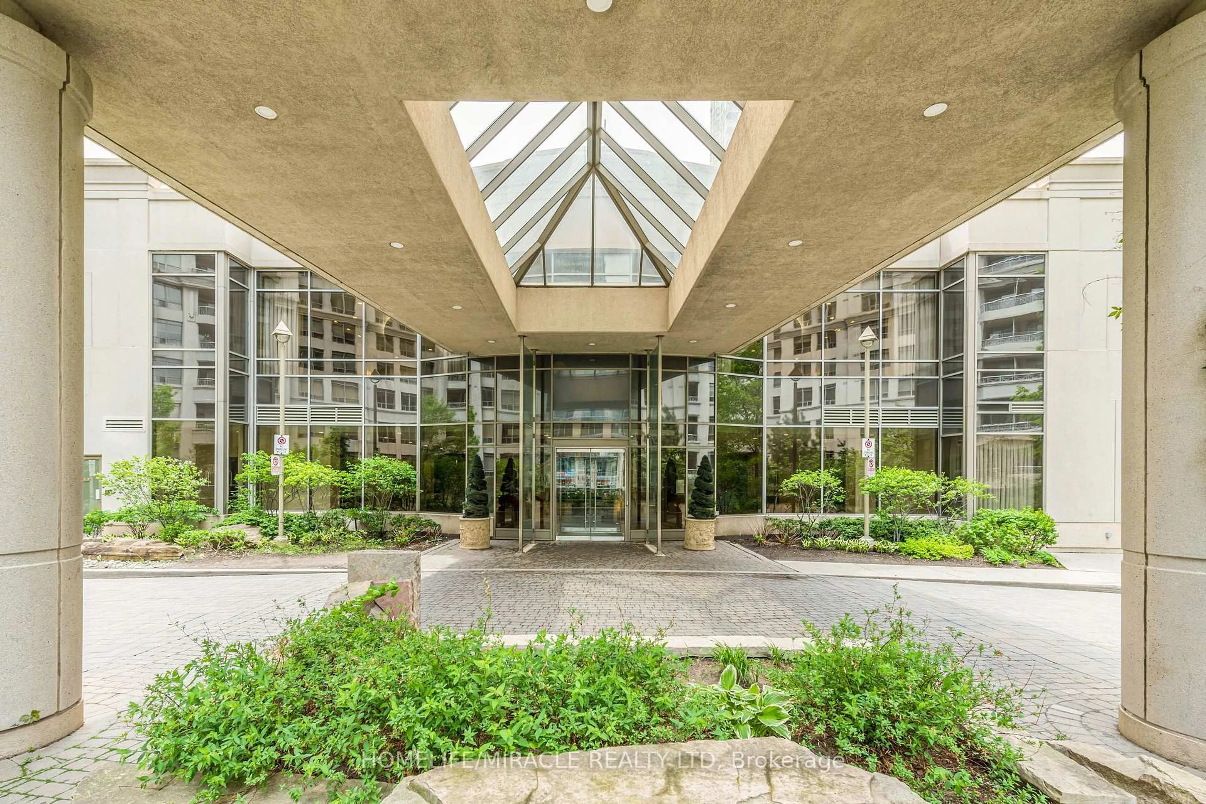 Indoor foyer for 3888 Duke Of York Blvd #1922, Mississauga Ontario L5B 4P5