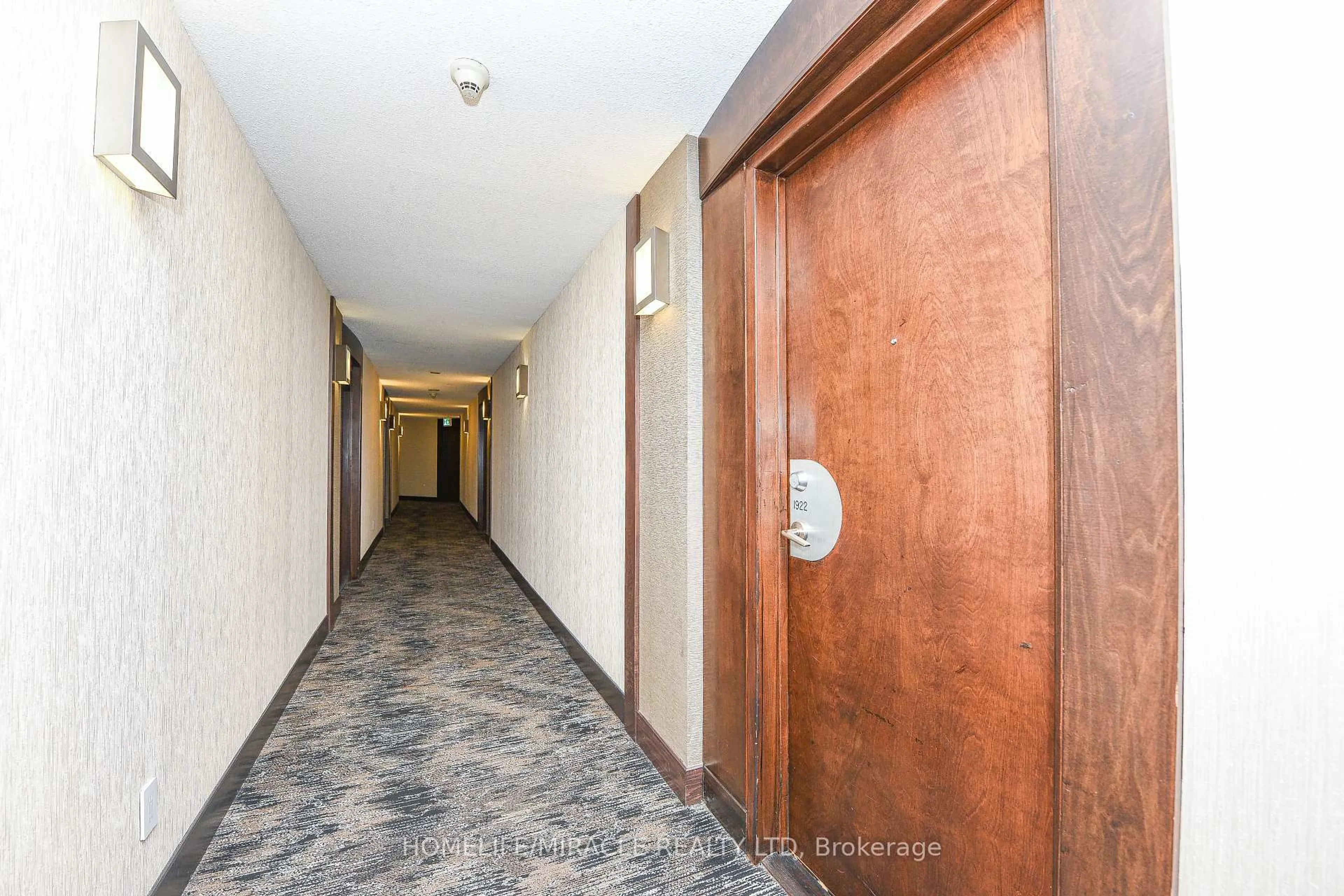 Indoor foyer for 3888 Duke Of York Blvd #1922, Mississauga Ontario L5B 4P5