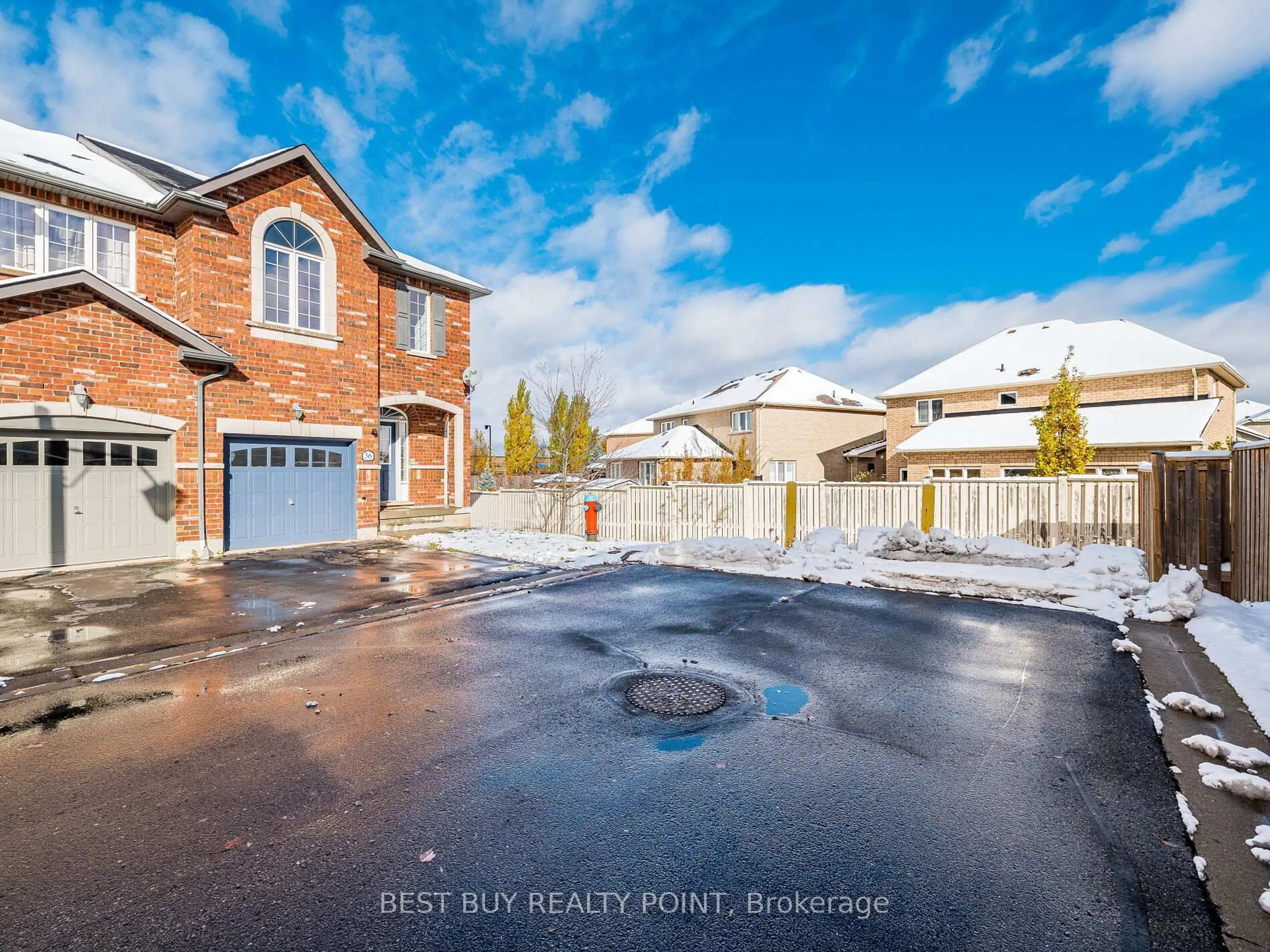 A pic from outside/outdoor area/front of a property/back of a property/a pic from drone, street for 651 Farmstead Dr #36, Milton Ontario L9T 7W2