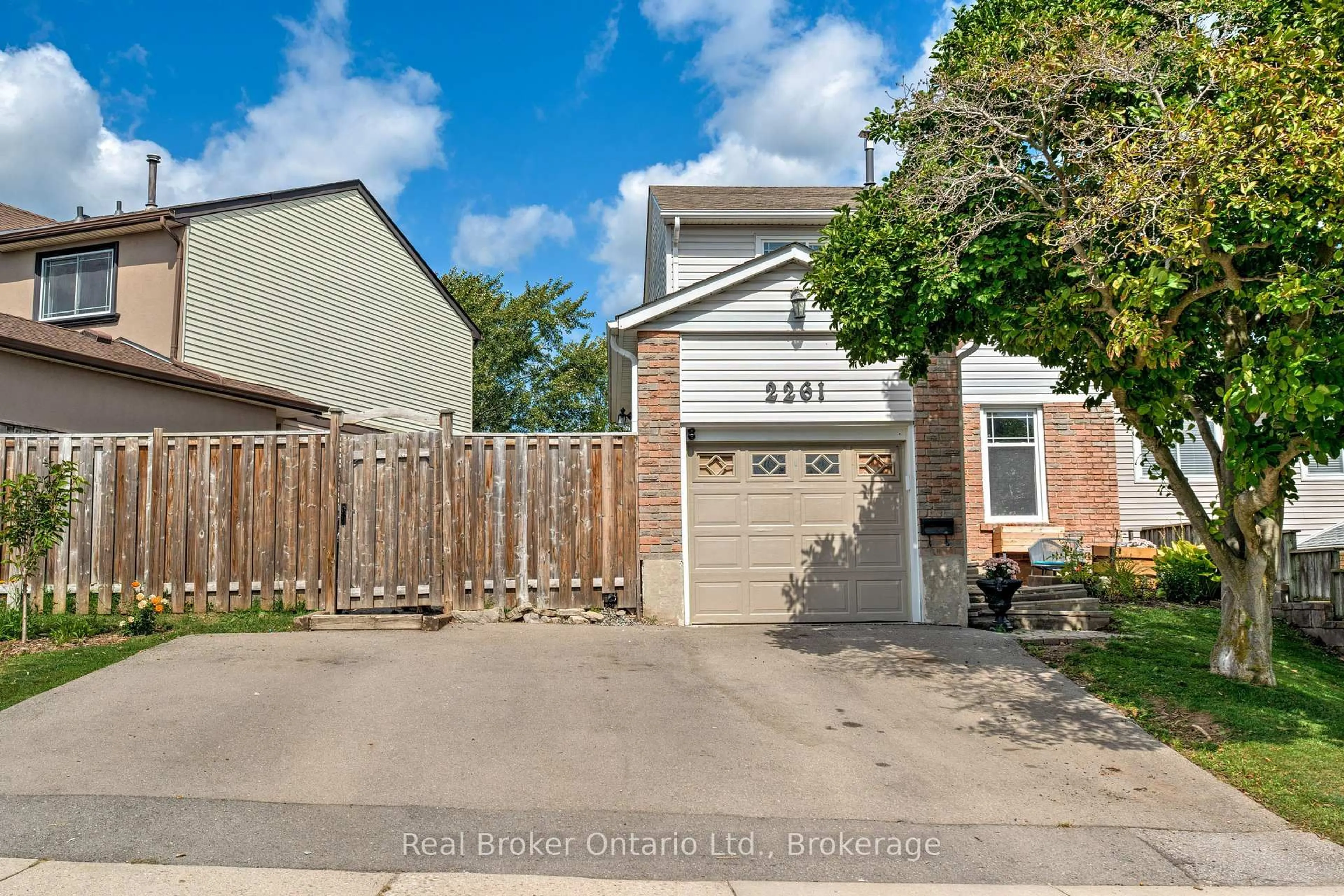 A pic from outside/outdoor area/front of a property/back of a property/a pic from drone, street for 2261 Leominster Dr, Burlington Ontario L7P 3W8