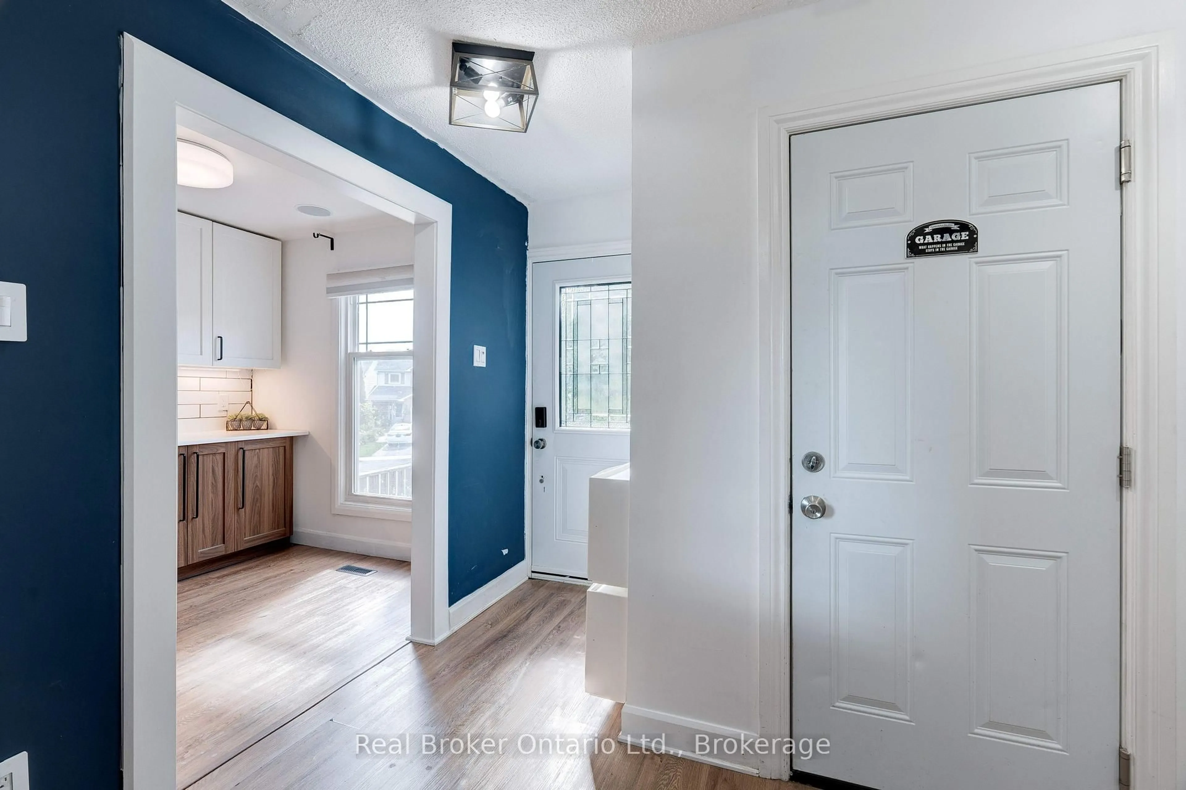 Indoor entryway for 2261 Leominster Dr, Burlington Ontario L7P 3W8