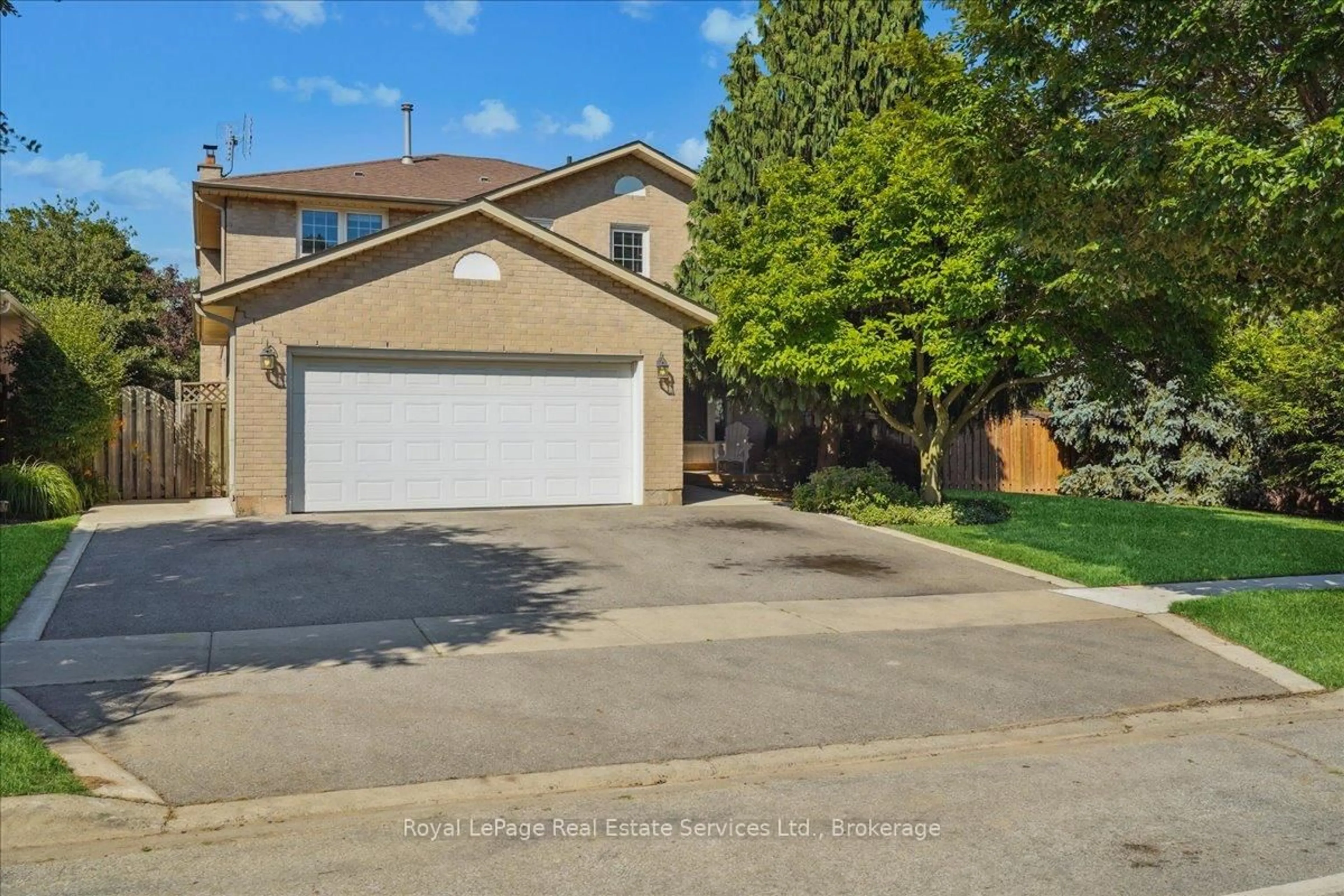 A pic from outside/outdoor area/front of a property/back of a property/a pic from drone, street for 471 Deerhurst Dr, Burlington Ontario L7L 5T4