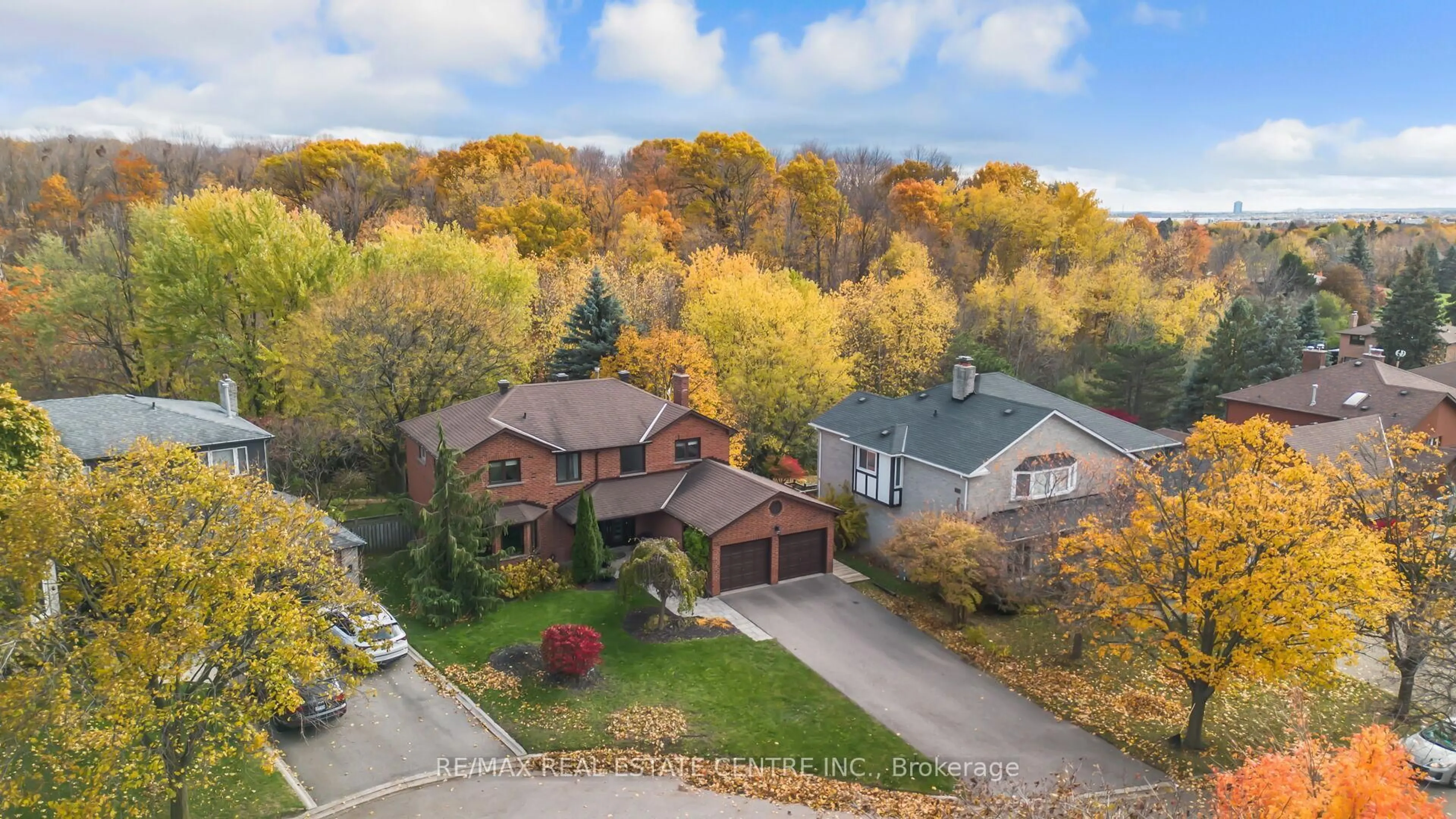 A pic from outside/outdoor area/front of a property/back of a property/a pic from drone, unknown for 25 Brookbank Crt, Brampton Ontario L6Z 3G4