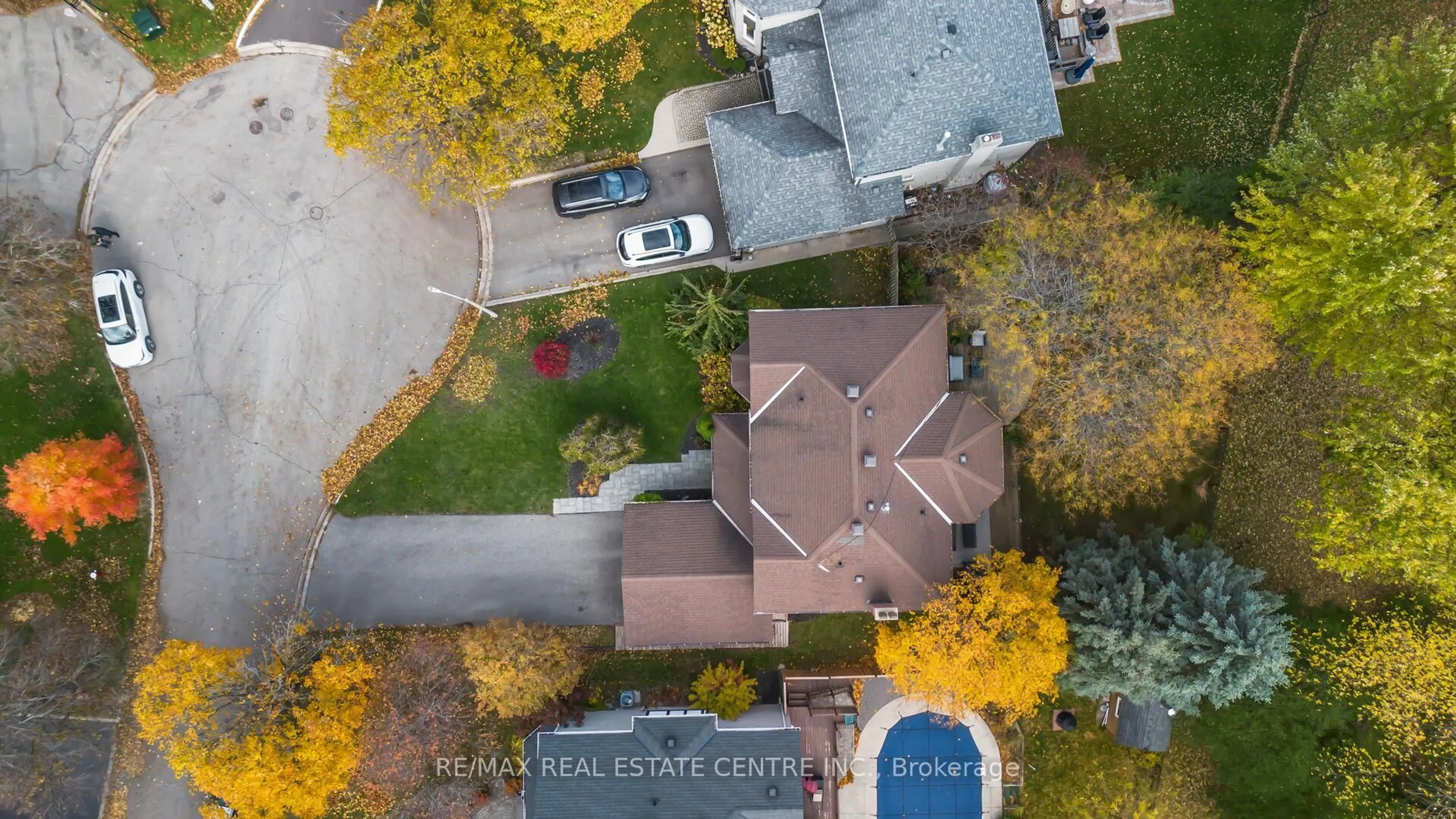 A pic from outside/outdoor area/front of a property/back of a property/a pic from drone, street for 25 Brookbank Crt, Brampton Ontario L6Z 3G4
