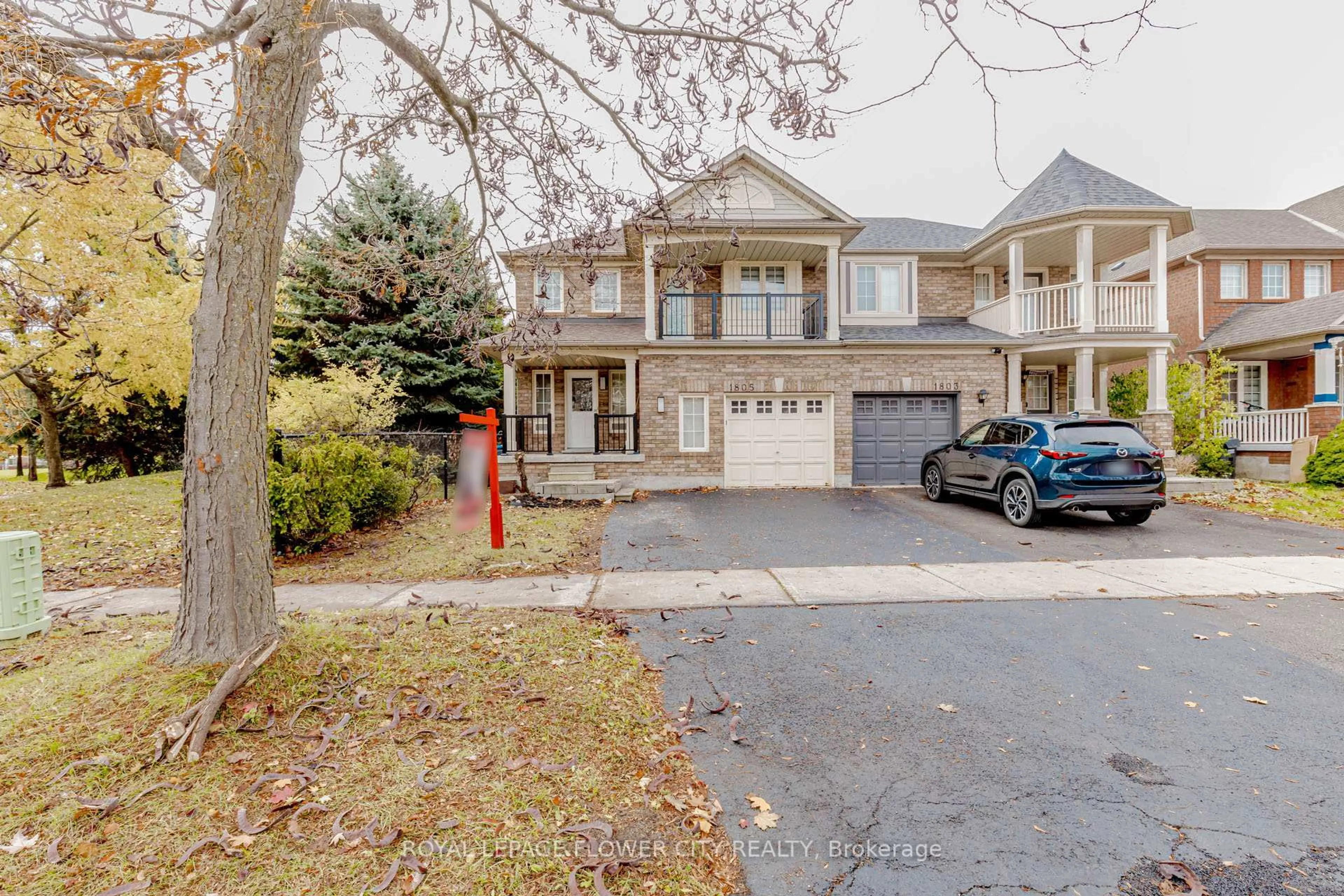 A pic from outside/outdoor area/front of a property/back of a property/a pic from drone, street for 1805 Samuelson Circ, Mississauga Ontario L5N 7Z6