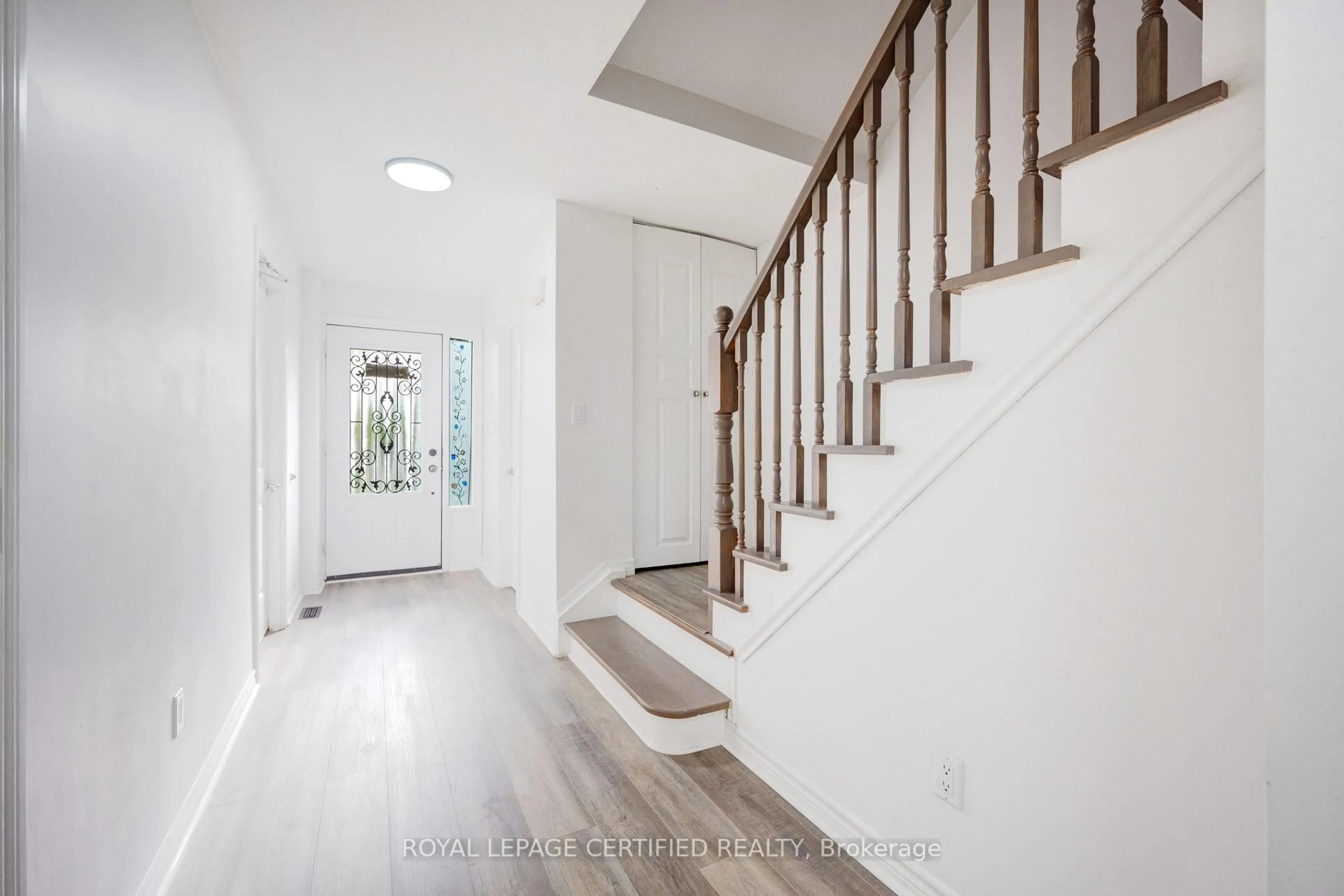 Indoor entryway for 375 ONTARIO St, Milton Ontario L9T 3J3