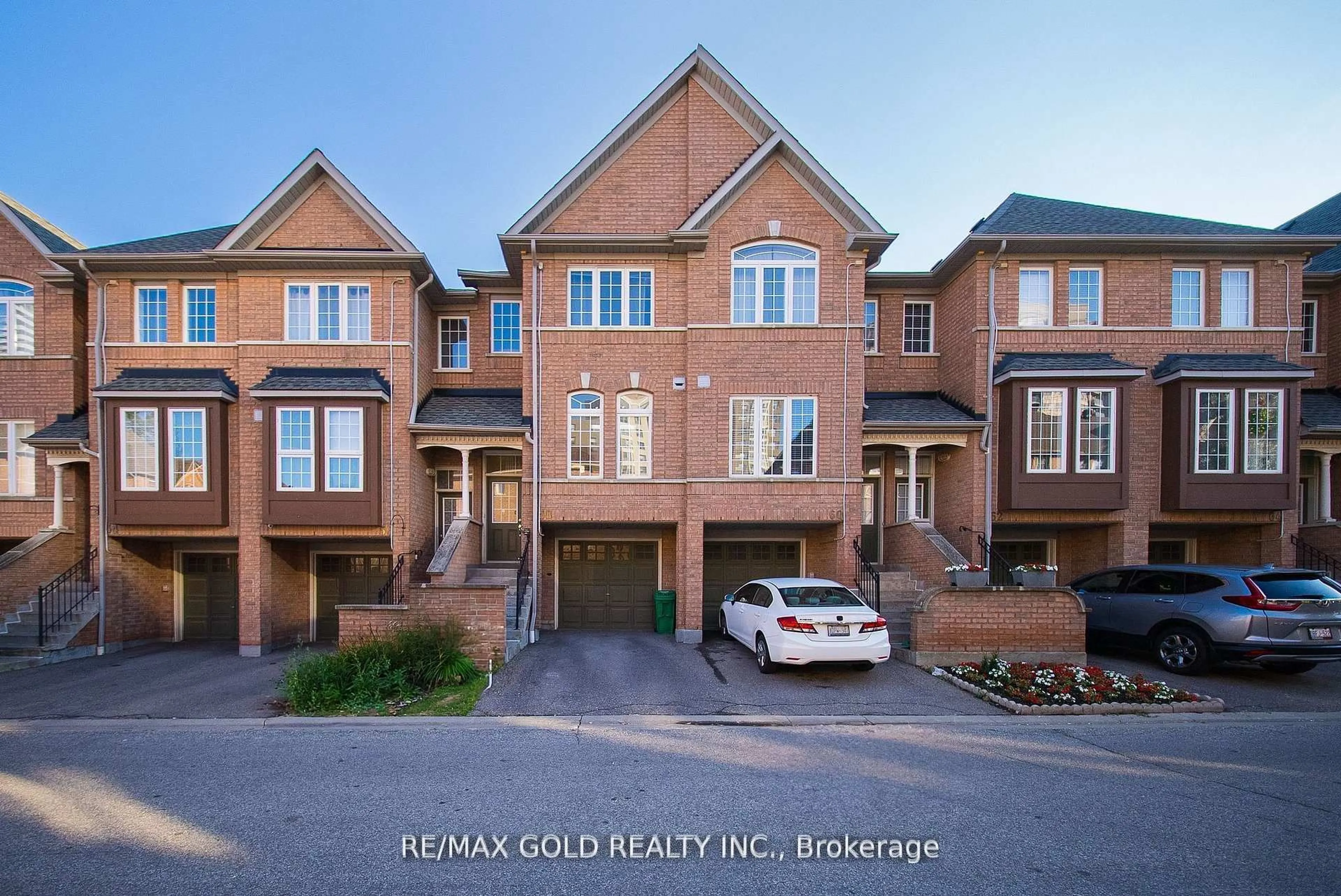 A pic from outside/outdoor area/front of a property/back of a property/a pic from drone, street for 50 Strathaven Dr #58, Mississauga Ontario L5R 4E7