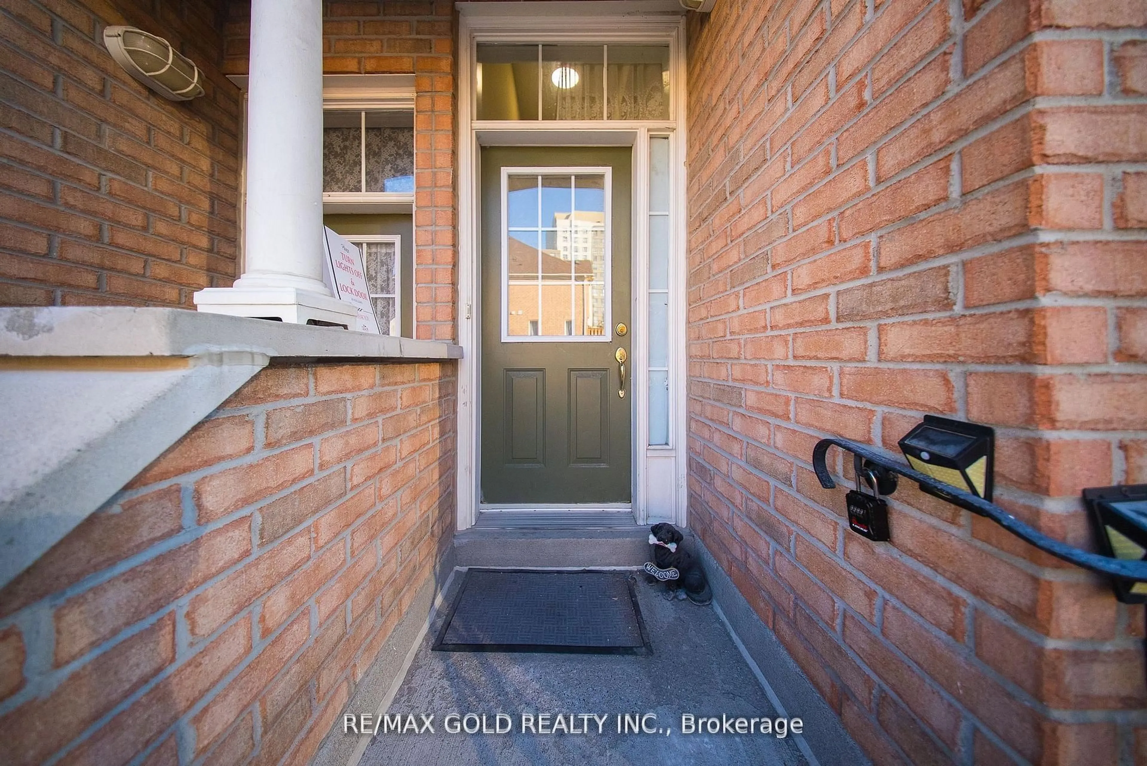 Indoor entryway for 50 Strathaven Dr #58, Mississauga Ontario L5R 4E7