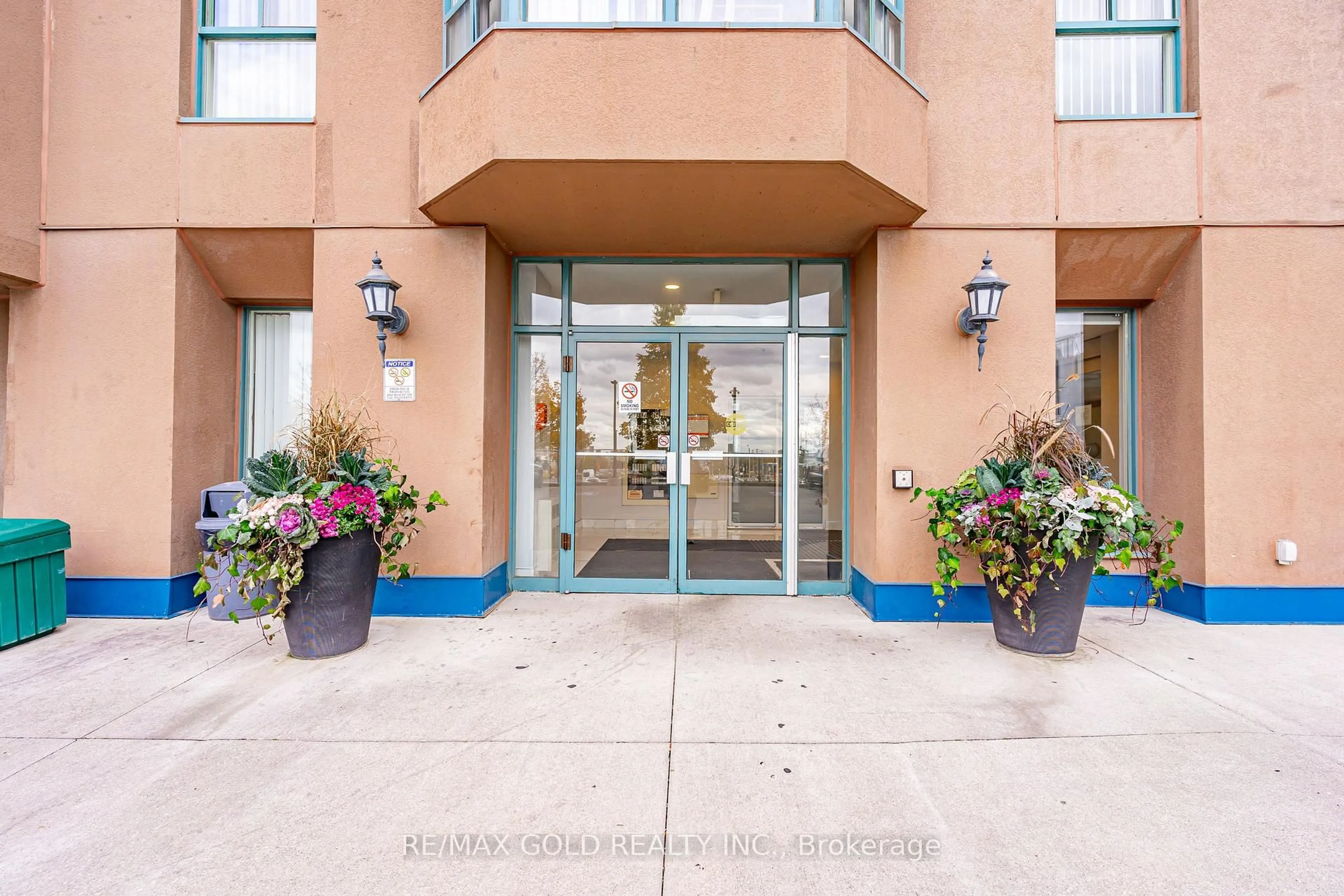 Indoor foyer for 115 Hillcrest Ave #2009, Mississauga Ontario L5B 3Y9
