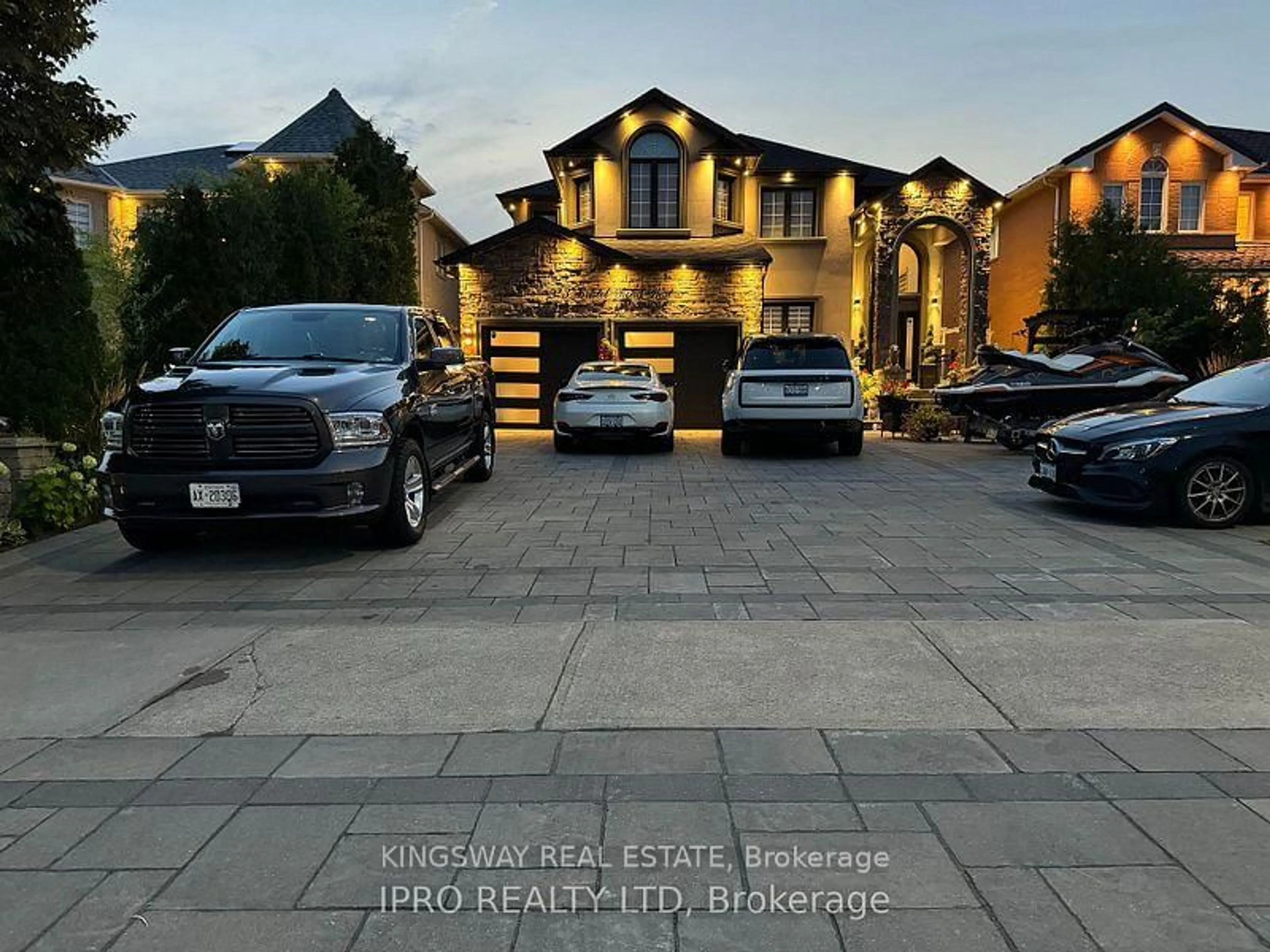 A pic from outside/outdoor area/front of a property/back of a property/a pic from drone, street for 923 Bristol Rd, Mississauga Ontario L5V 2N9