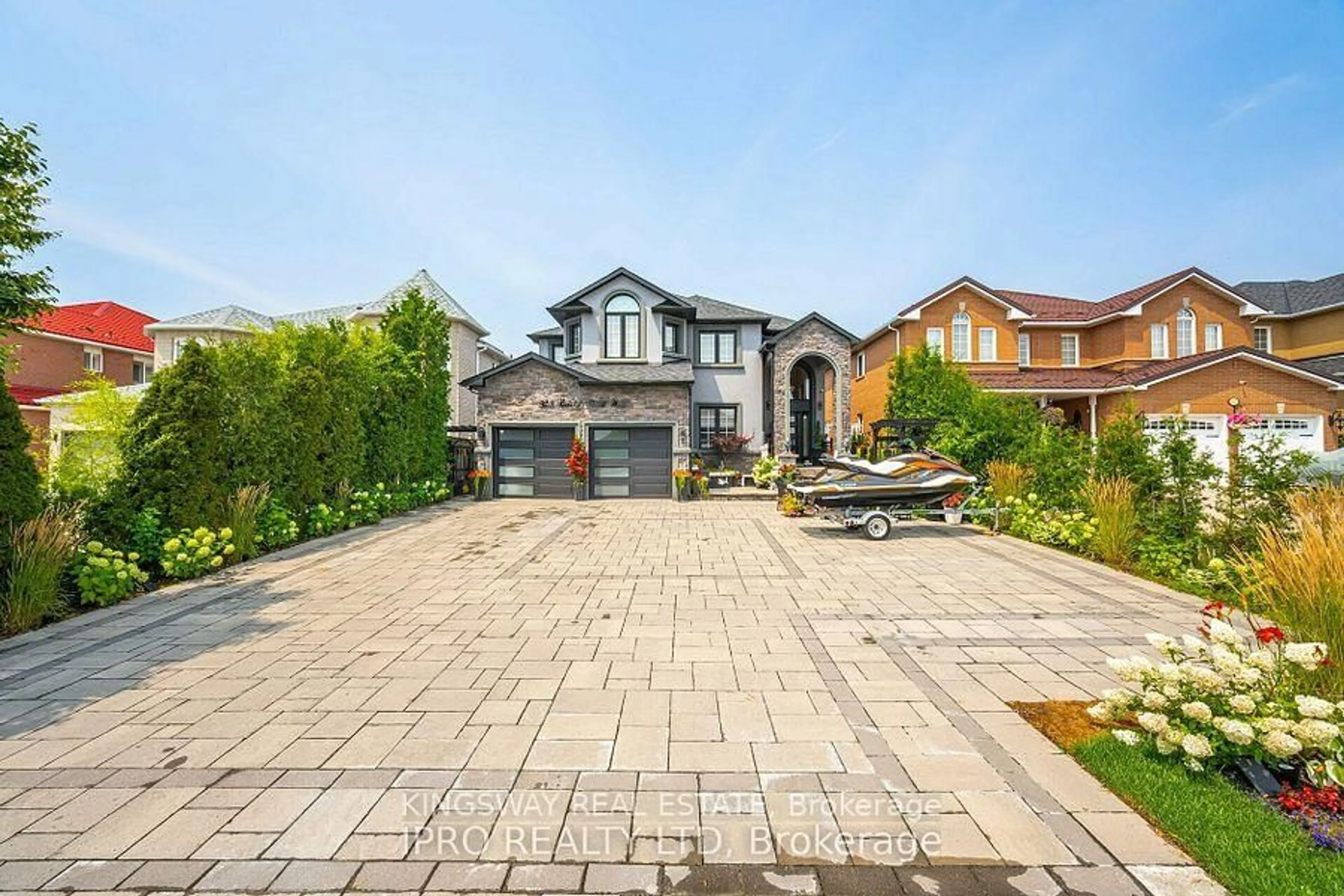 Home with brick exterior material, street for 923 Bristol Rd, Mississauga Ontario L5V 2N9