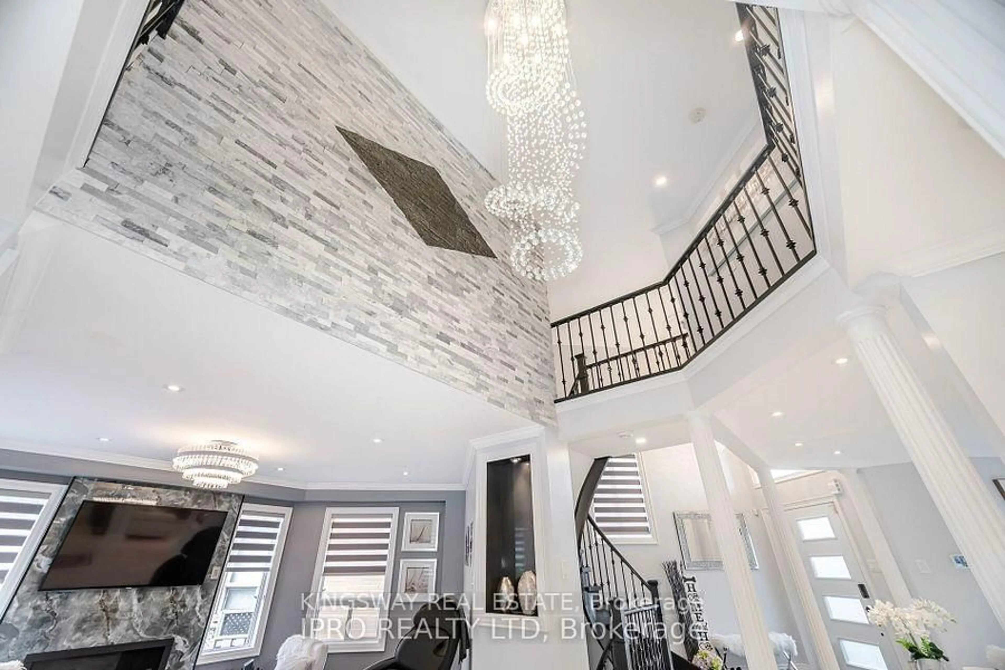 Indoor foyer for 923 Bristol Rd, Mississauga Ontario L5V 2N9