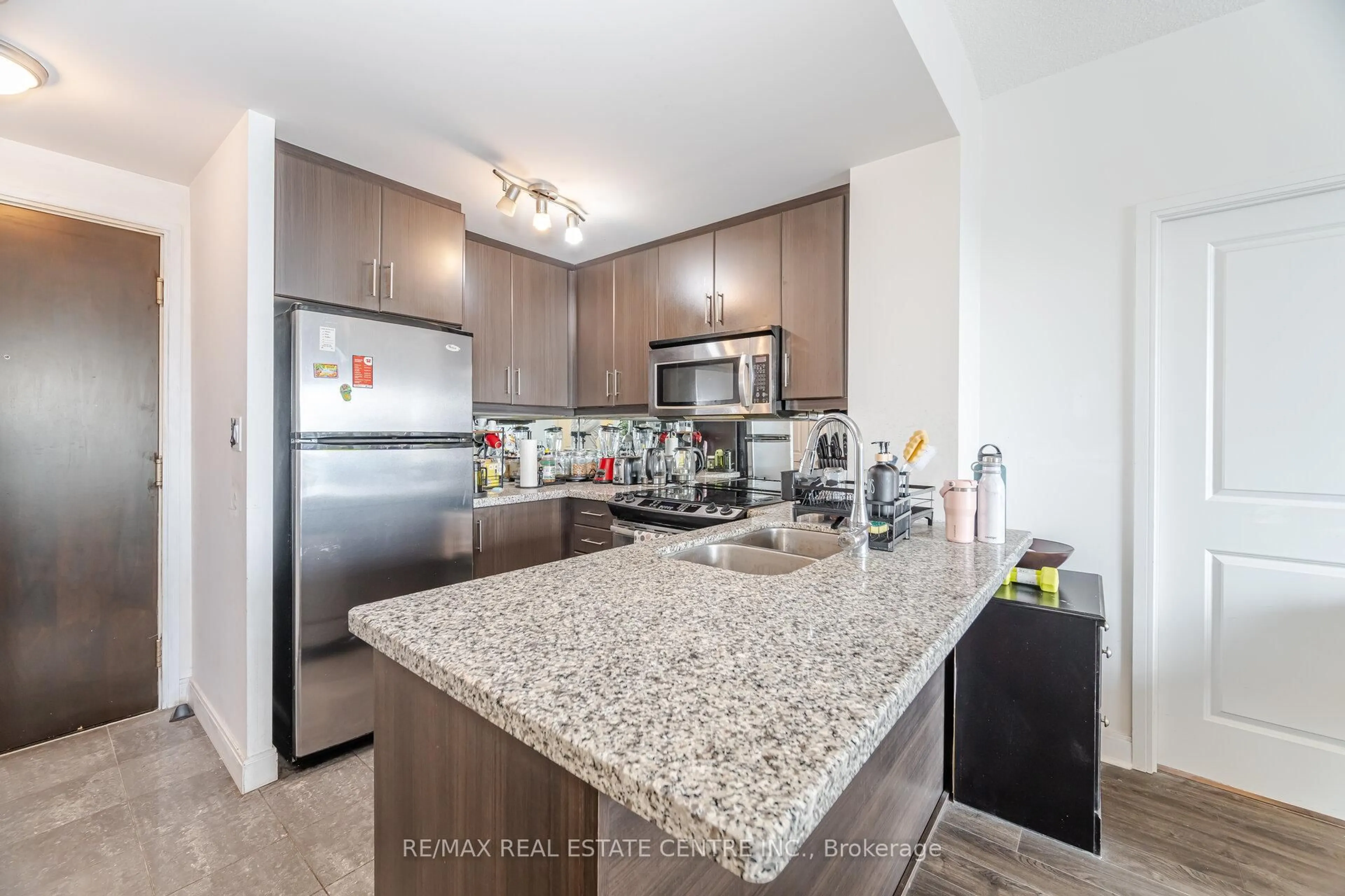 Open concept kitchen, ceramic/tile floor for 50 Absolute Ave #3905, Mississauga Ontario L4Z 0A8